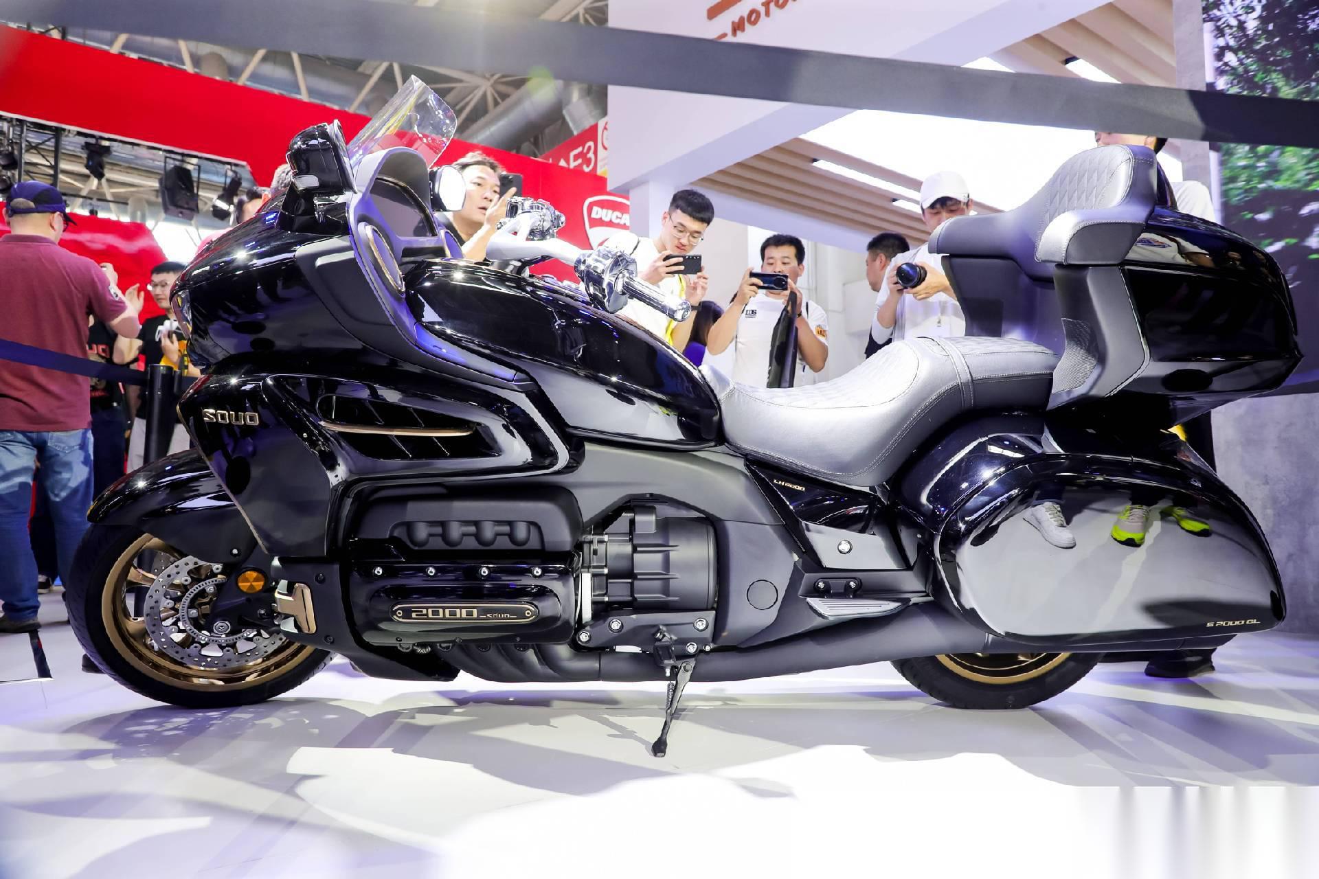 长城推出了 souo摩托车,全球首款装有v8水平对置发动机的摩托车哦