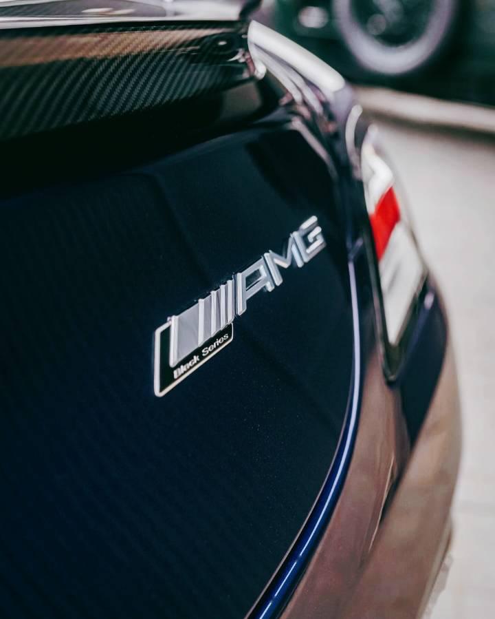 大网红的座驾 他的车牌好像都差不多 mercedes-benz amg sls