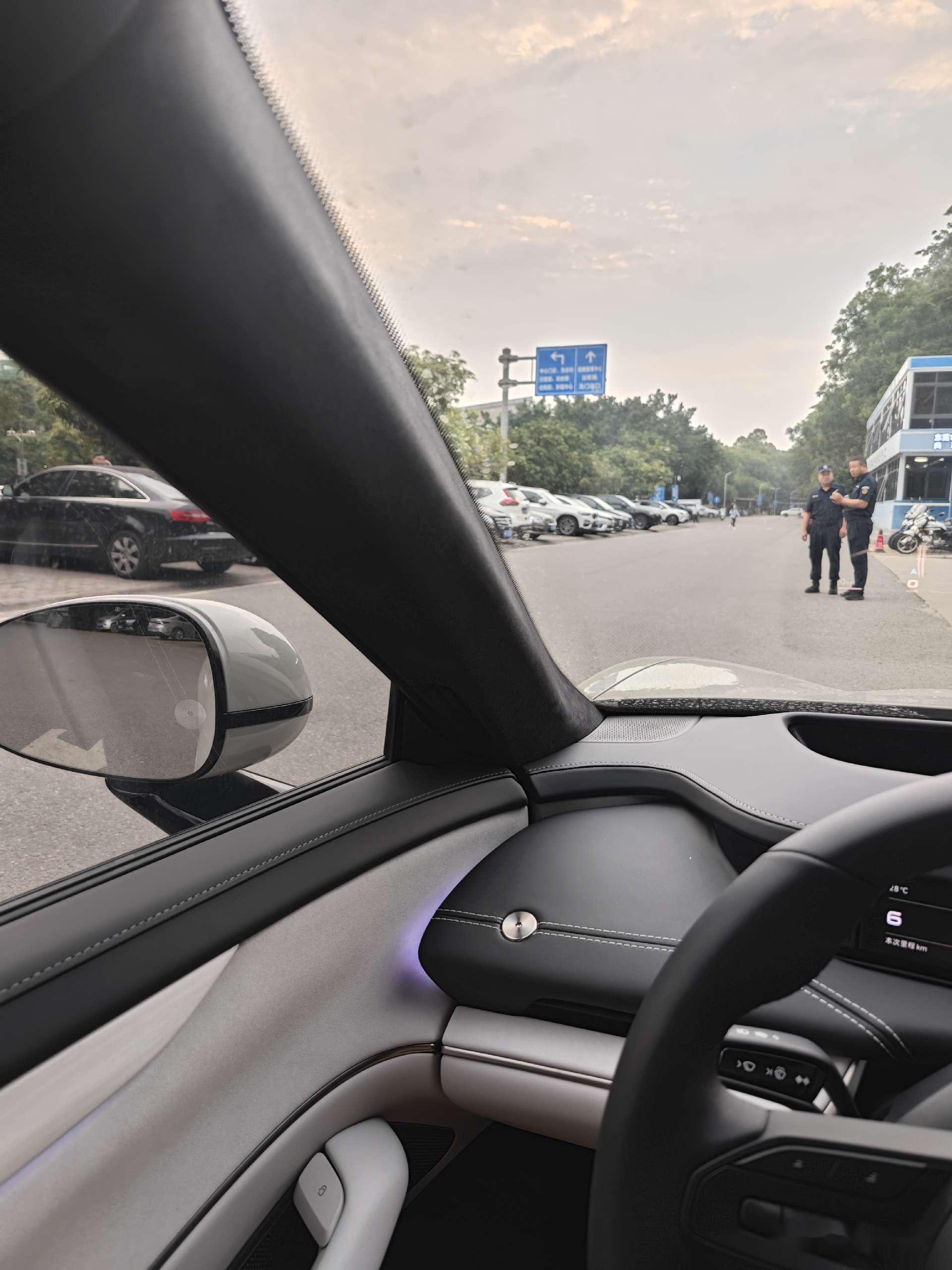 小米su7 max真是台好车,你可以把它当纯跑车开,也可以家用.