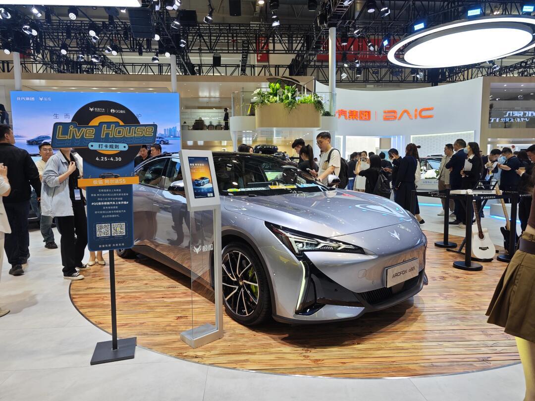 极狐阿尔法s5的外观特色鲜明,它采用了"风塑美学"设计语言,前脸继承了