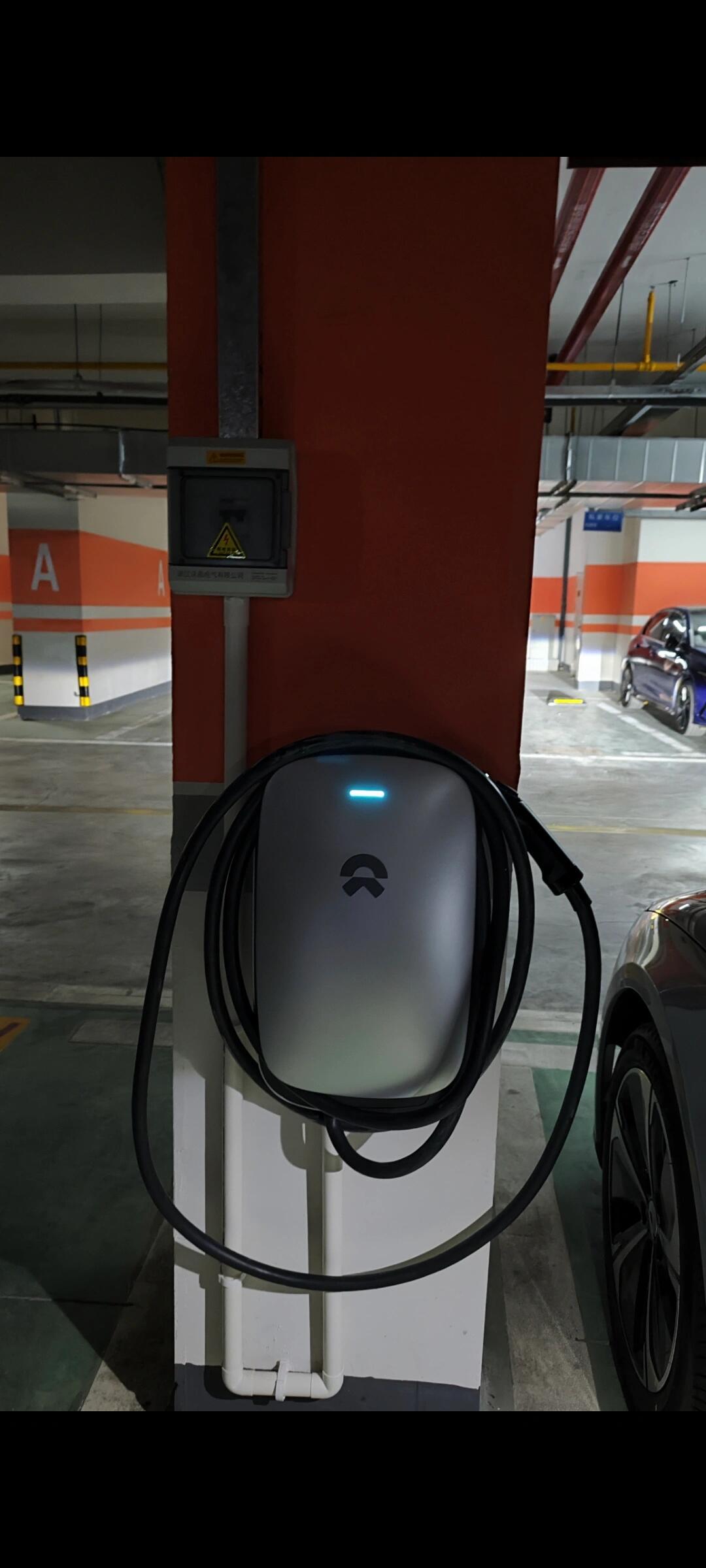 图一别人蔚来师傅装的充电桩,图二我这个师傅没跟我沟通的情况下把我