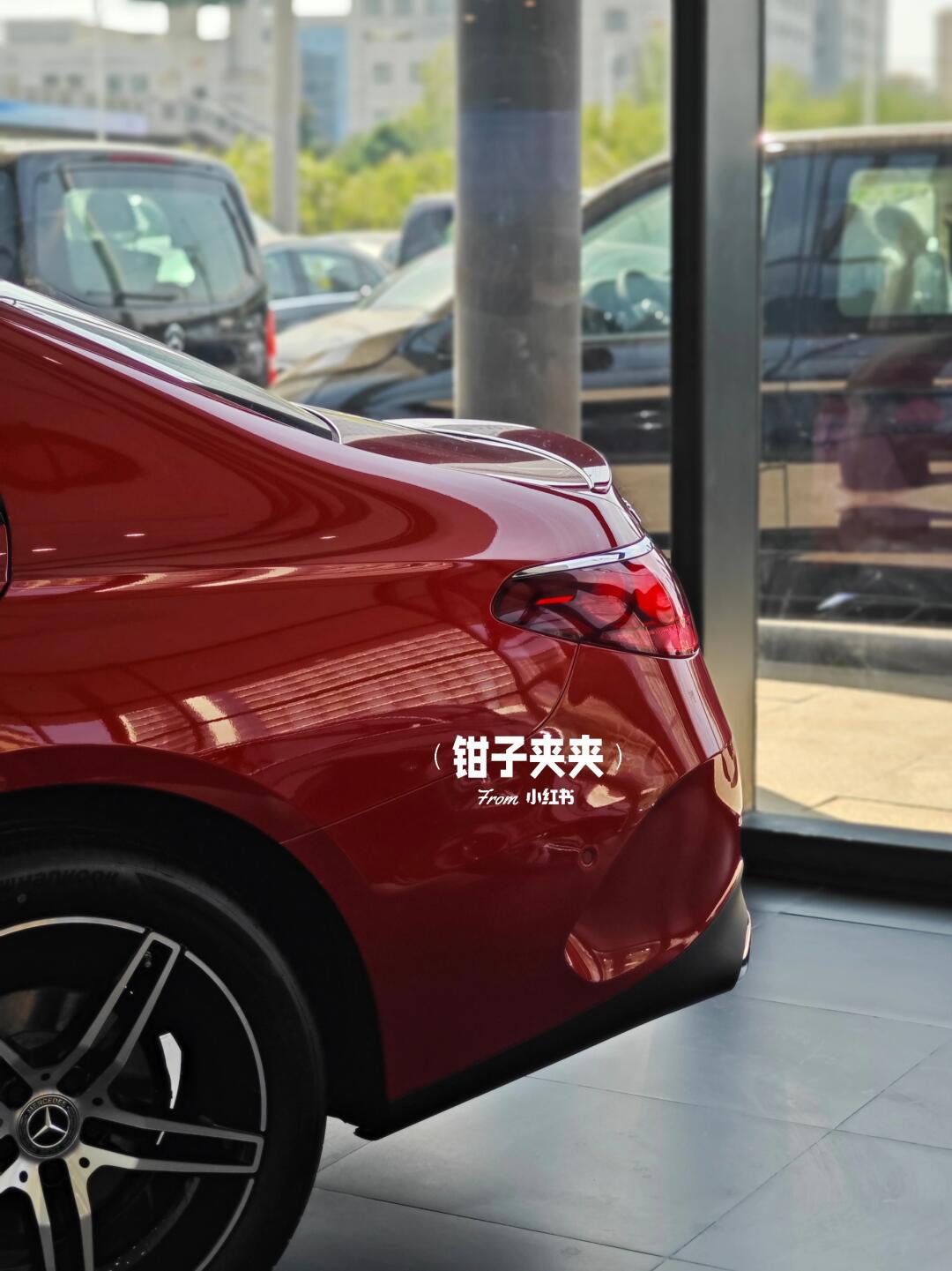 超漂亮的锆石英红色新款标轴奔驰e级