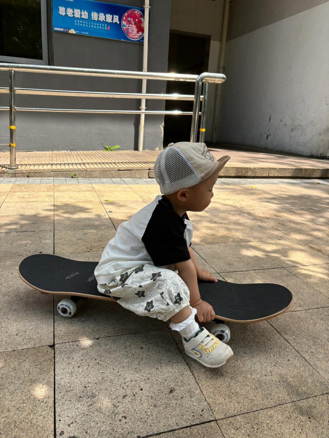 一岁半宝宝第一次玩滑板05_汽车杂谈社区_易车社区