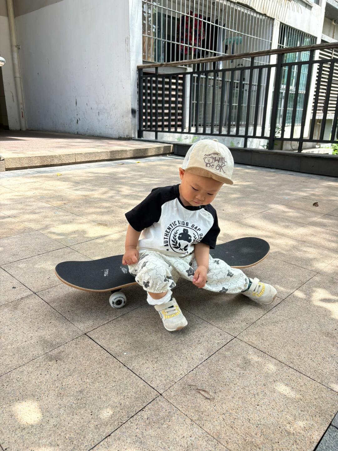 一岁半宝宝第一次玩滑板05_汽车杂谈社区_易车社区