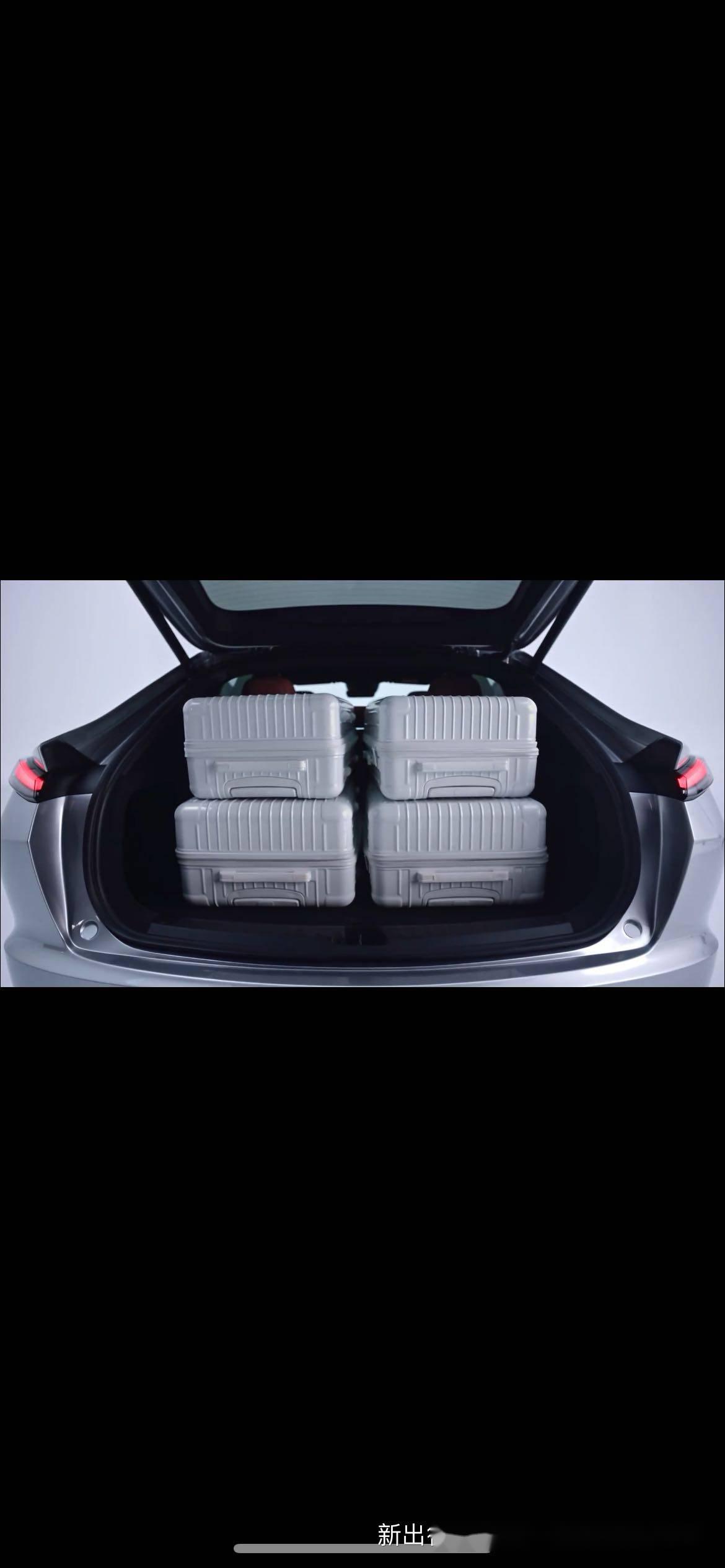 乐道l60的后备箱储物 官方宣传视频中,上层空间可以放2个28寸行李箱 2