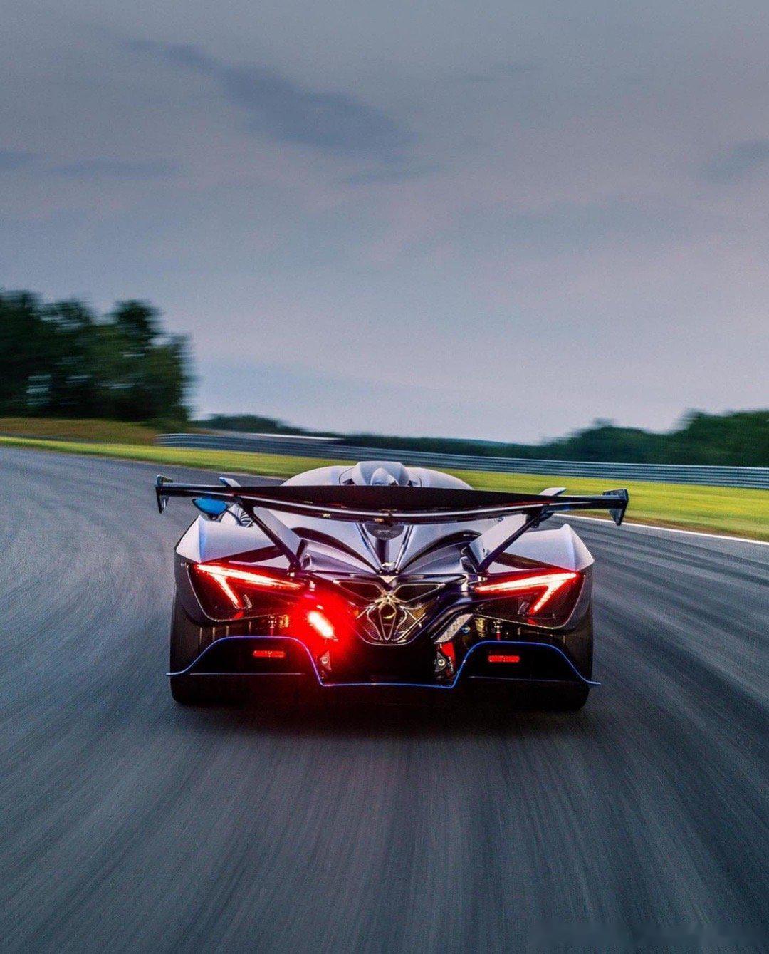 虽然没有帕加尼,柯尼塞格那么有名气,但造型依旧极具战斗气场的阿波罗