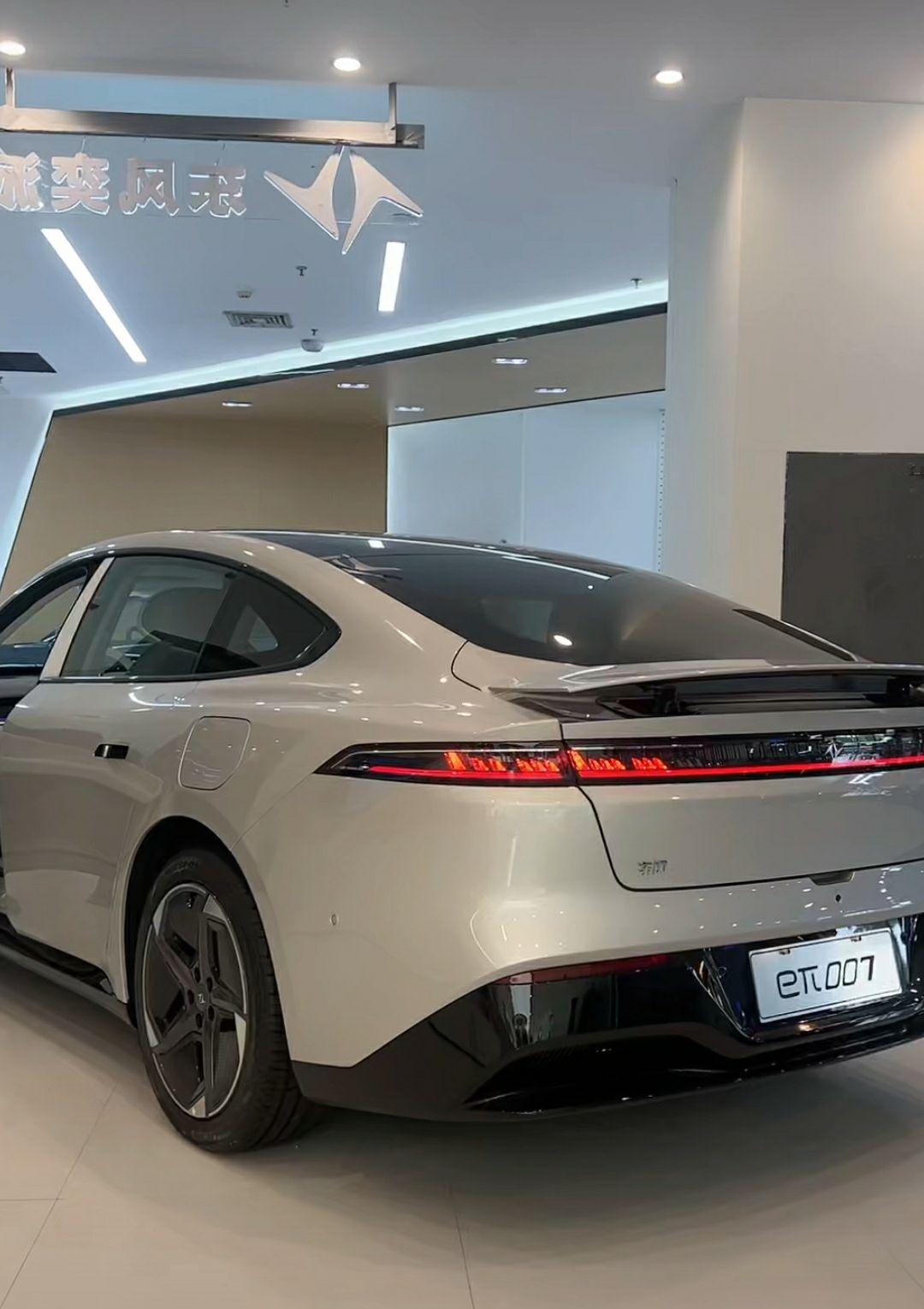 007是有透明底盘的