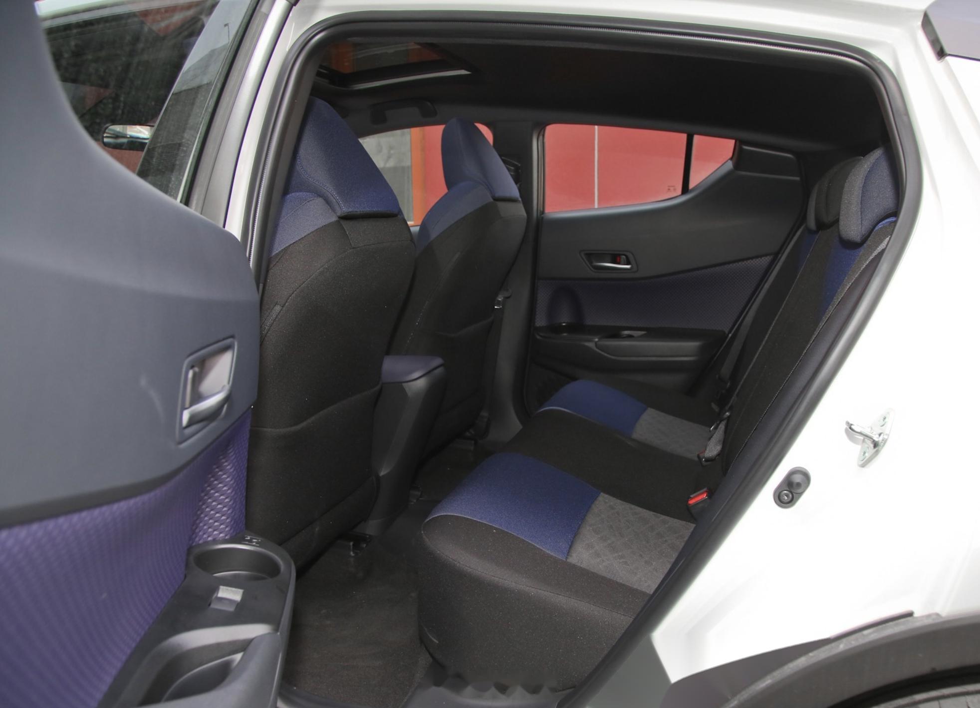 我眼睁睁看着这哥们挤进后排,肉眼可见地费劲,一想到还是油改电的丰田