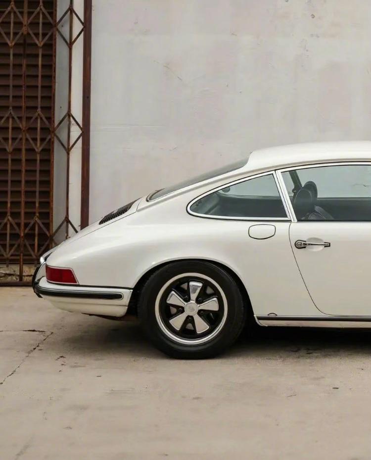 保时捷 911 审美疲劳了还是得看复古老车,经典就是经典啊,有种特别的