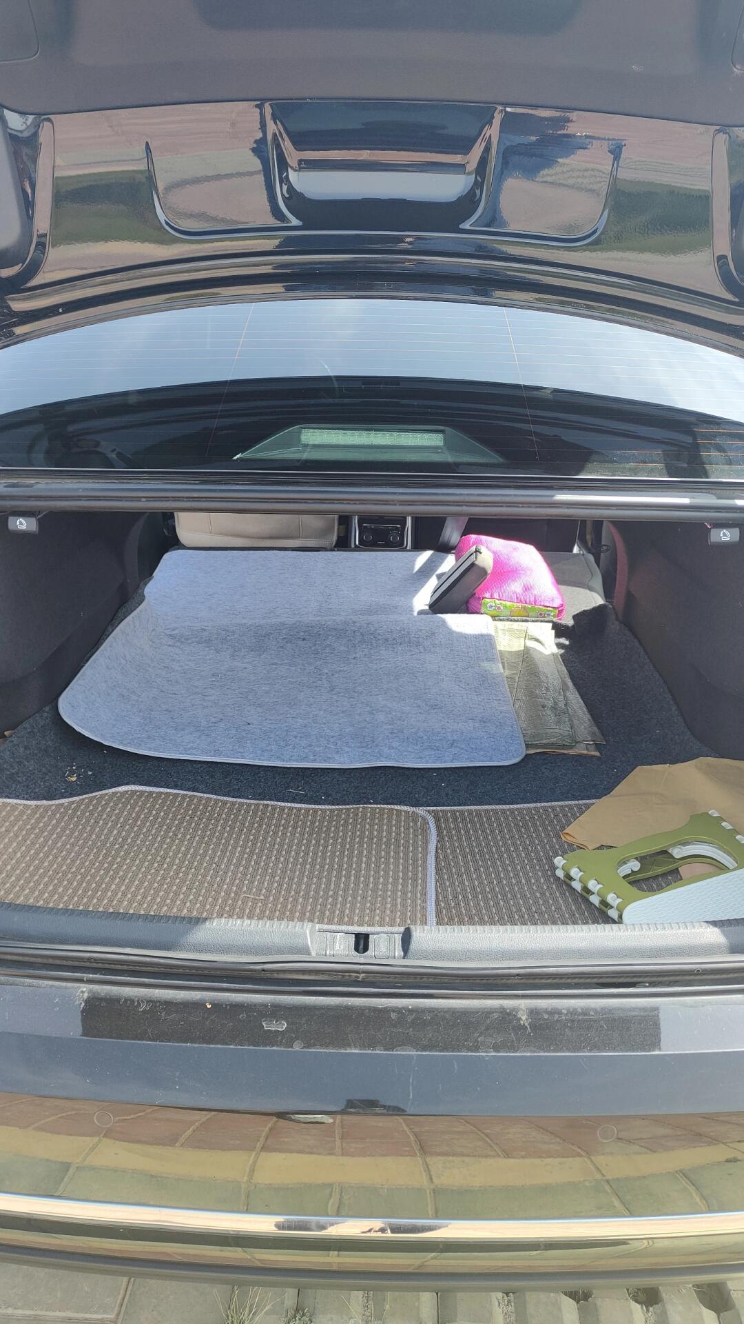 帕萨特后排座椅可以放平.