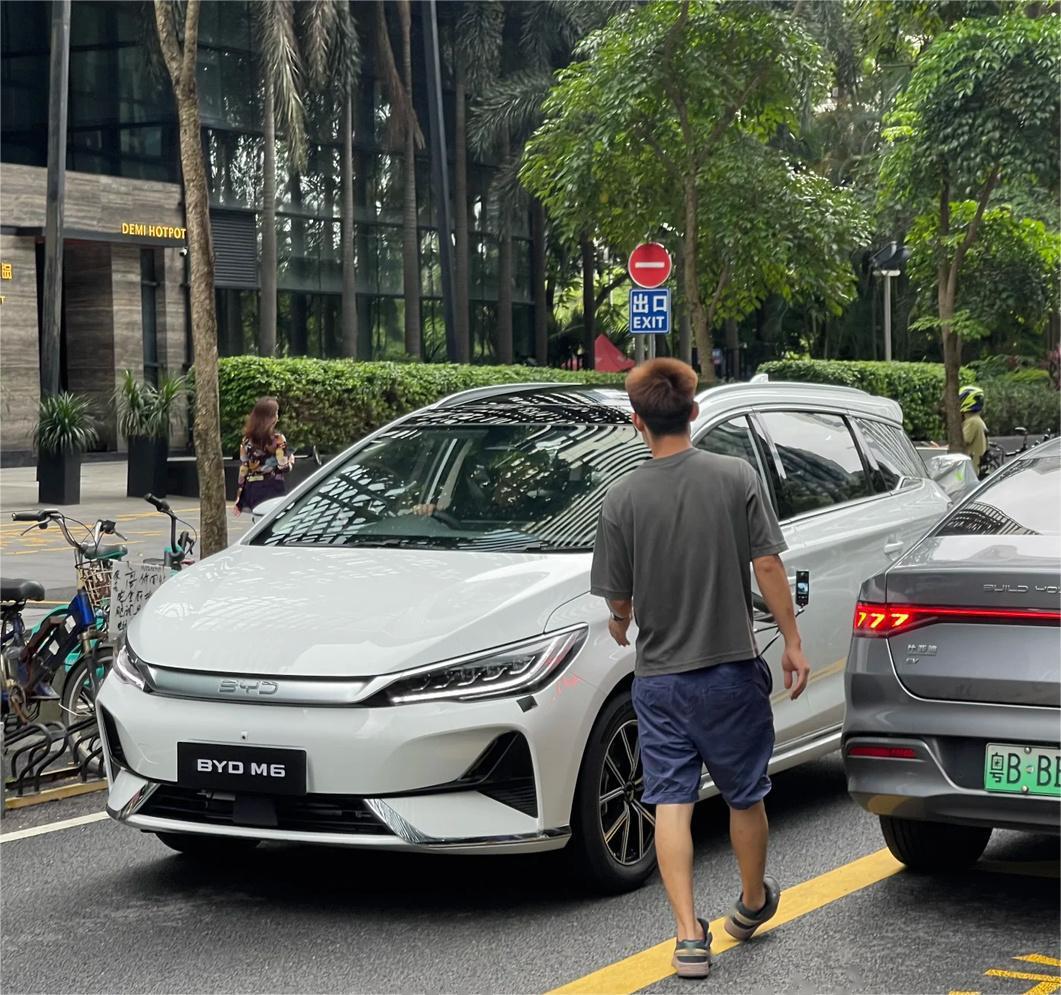 比亚迪m6 无伪装谍照 王朝网的前脸 多少带点宋max的影子