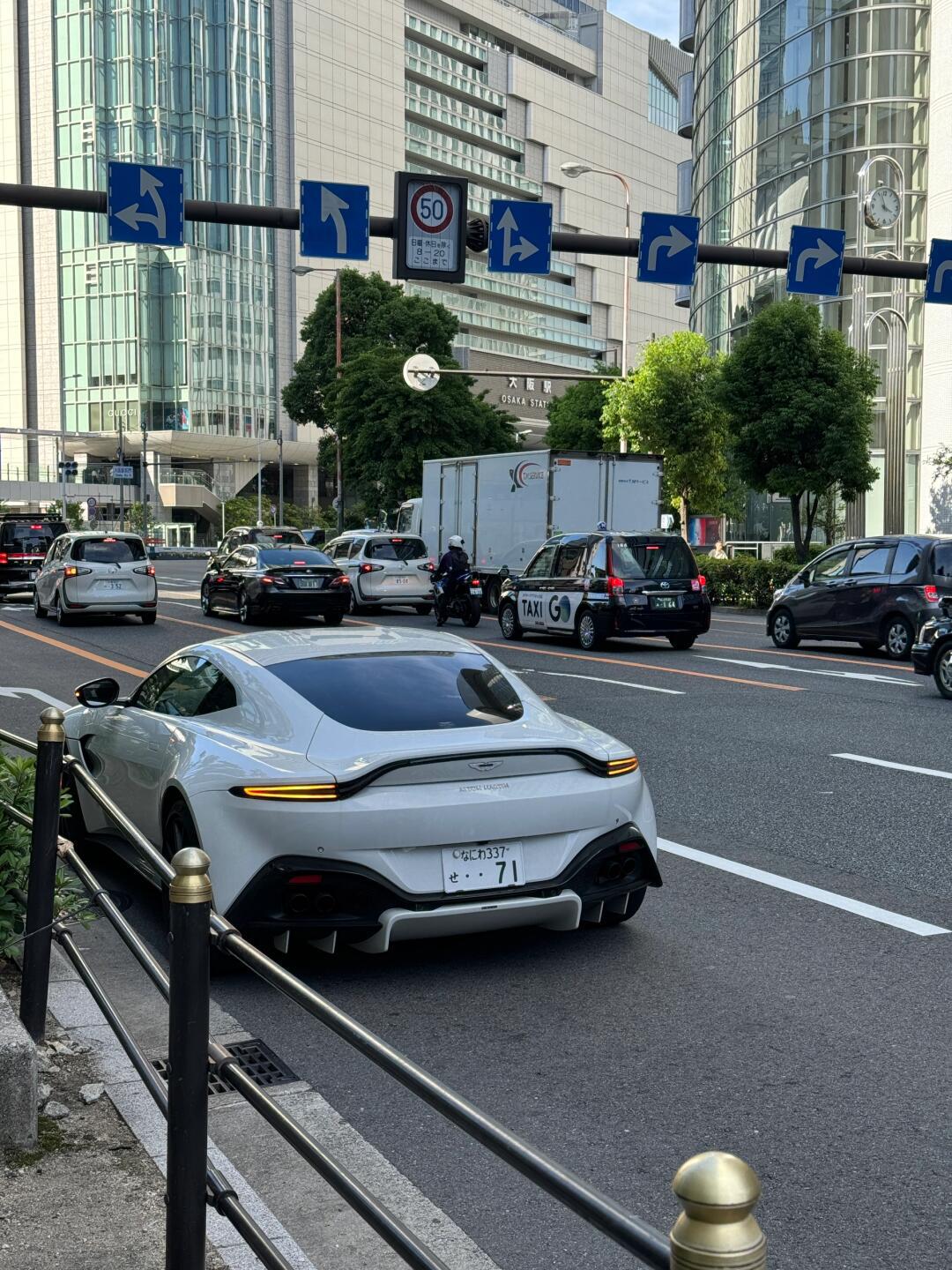 在日本旅行时看见车07车牌对颜值影响巨大