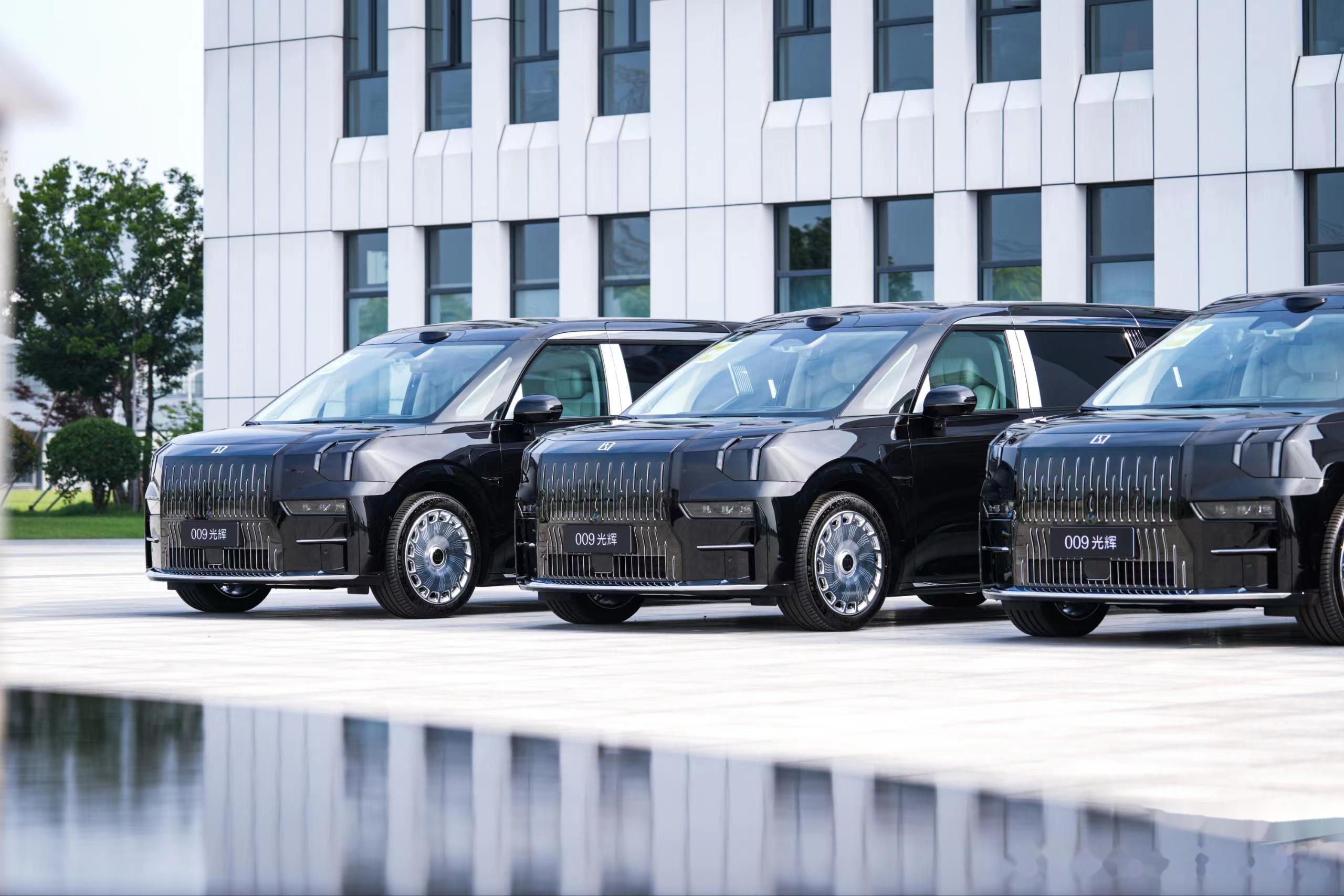 周鸿祎舍弃了迈巴赫s600,转而选择极氪009光辉,这一转变彰显了他对新