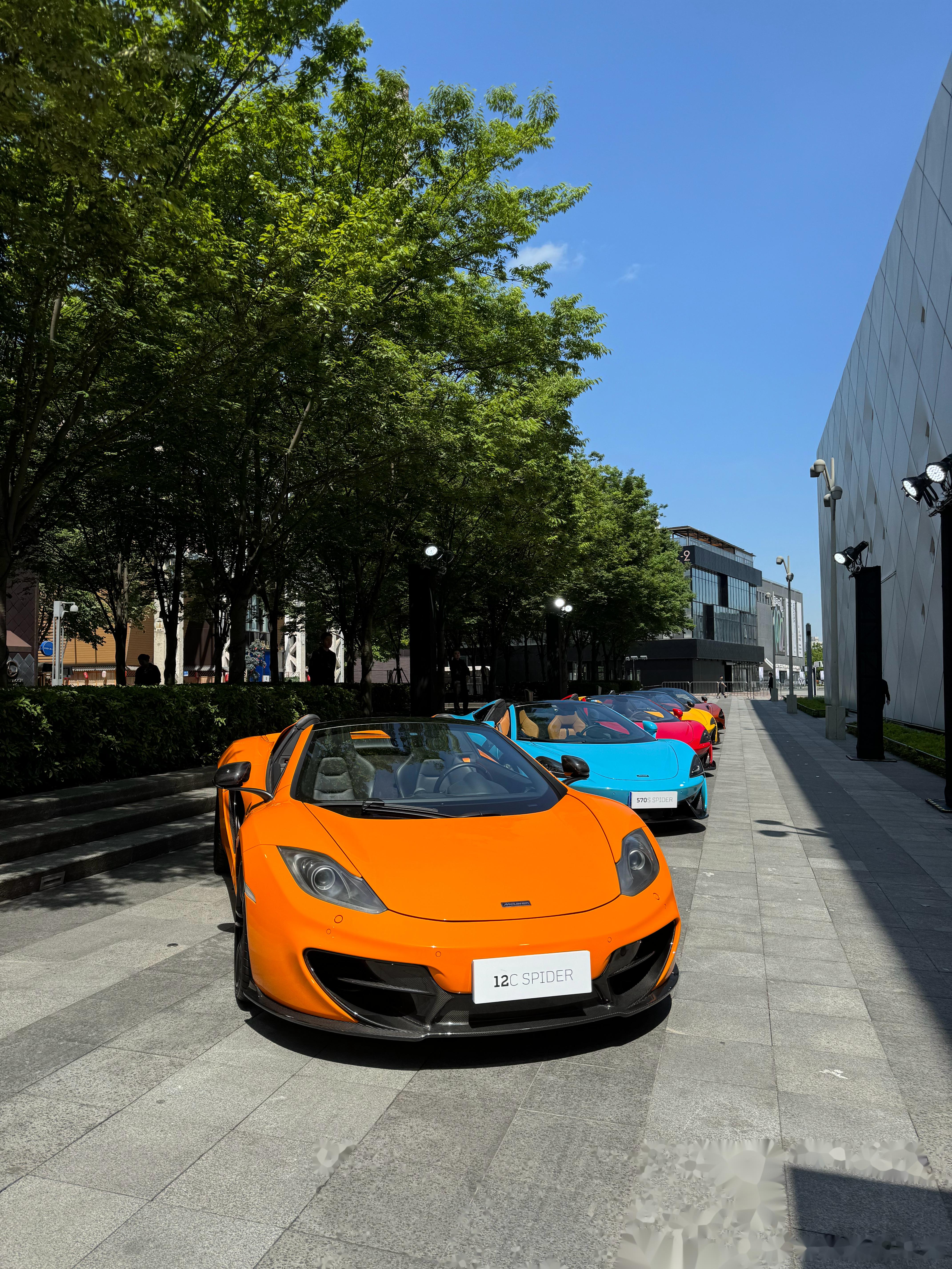 迈凯伦发布会一日游,门口五颜六色的麦克拉伦 各种spider:12c→570s