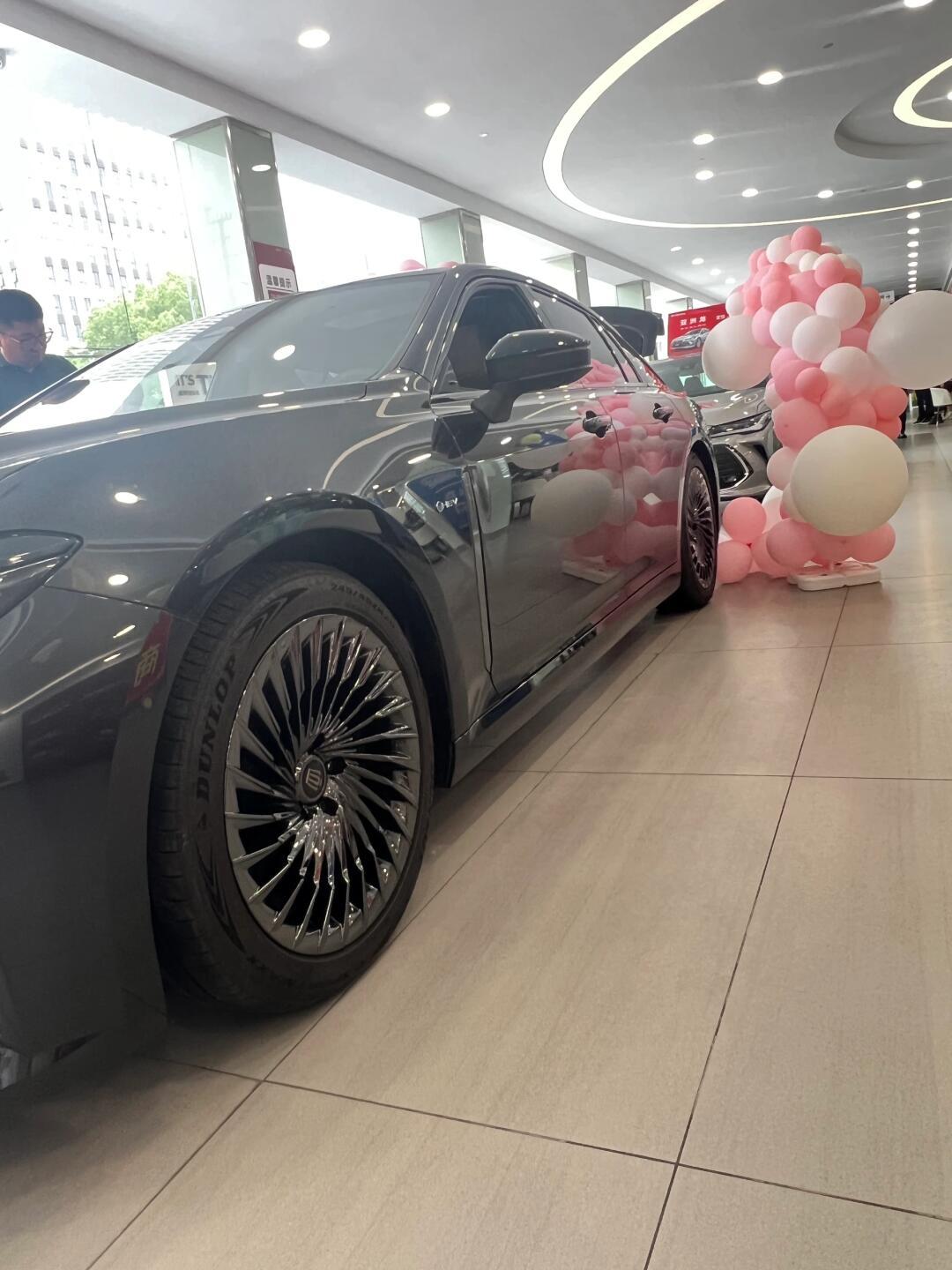 霸气回归,全新进口丰田皇冠实拍