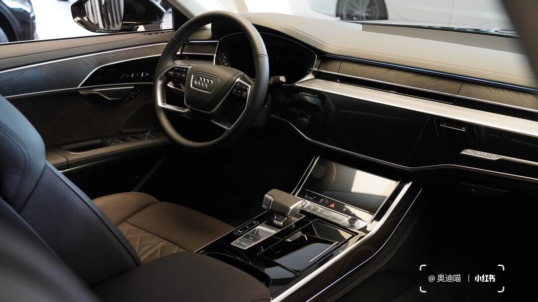 奥迪a8内饰前排