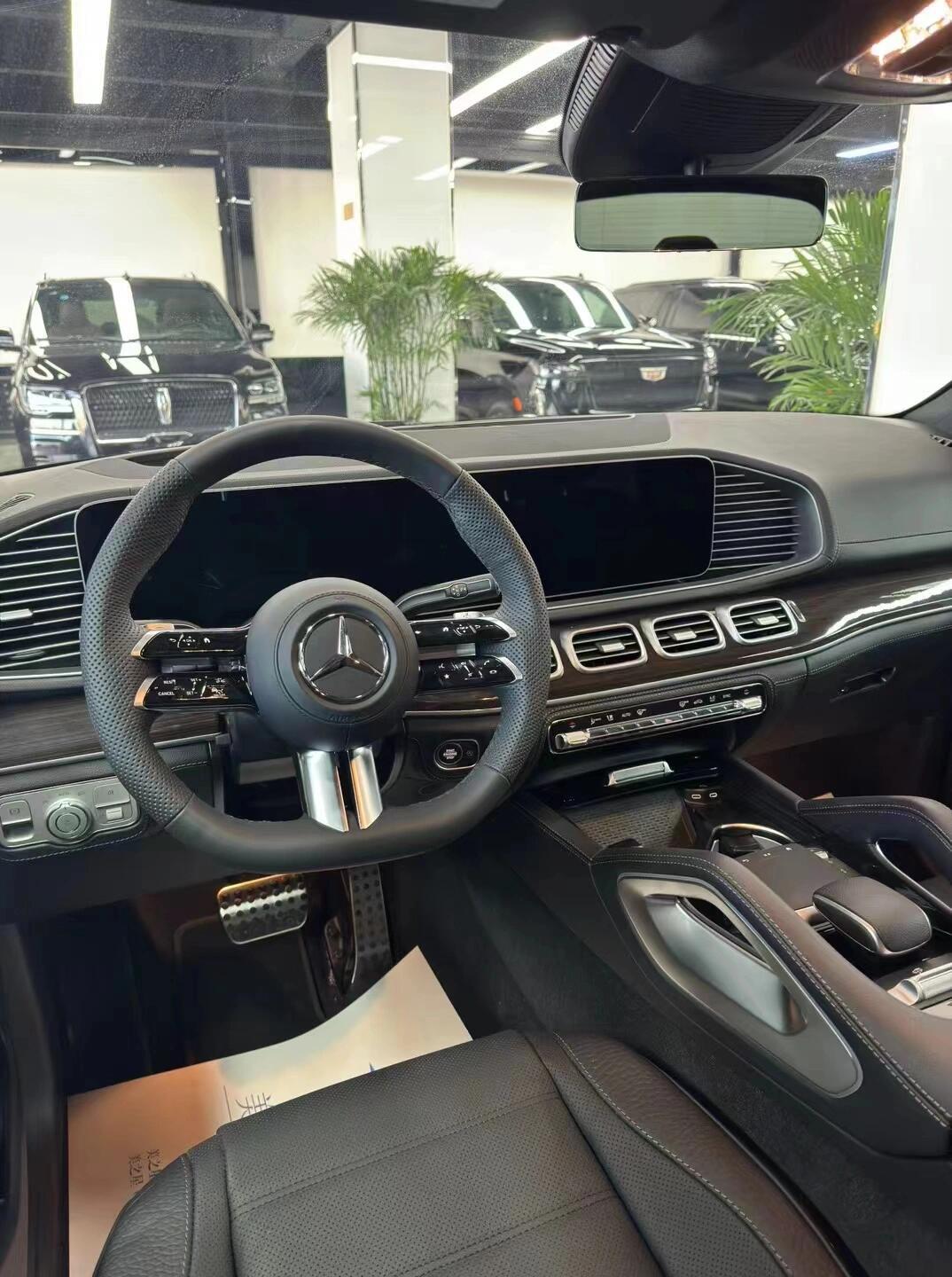24款加版奔驰gls450 黑/黑 配置:标配,7座,全景,21轮,独家装饰包