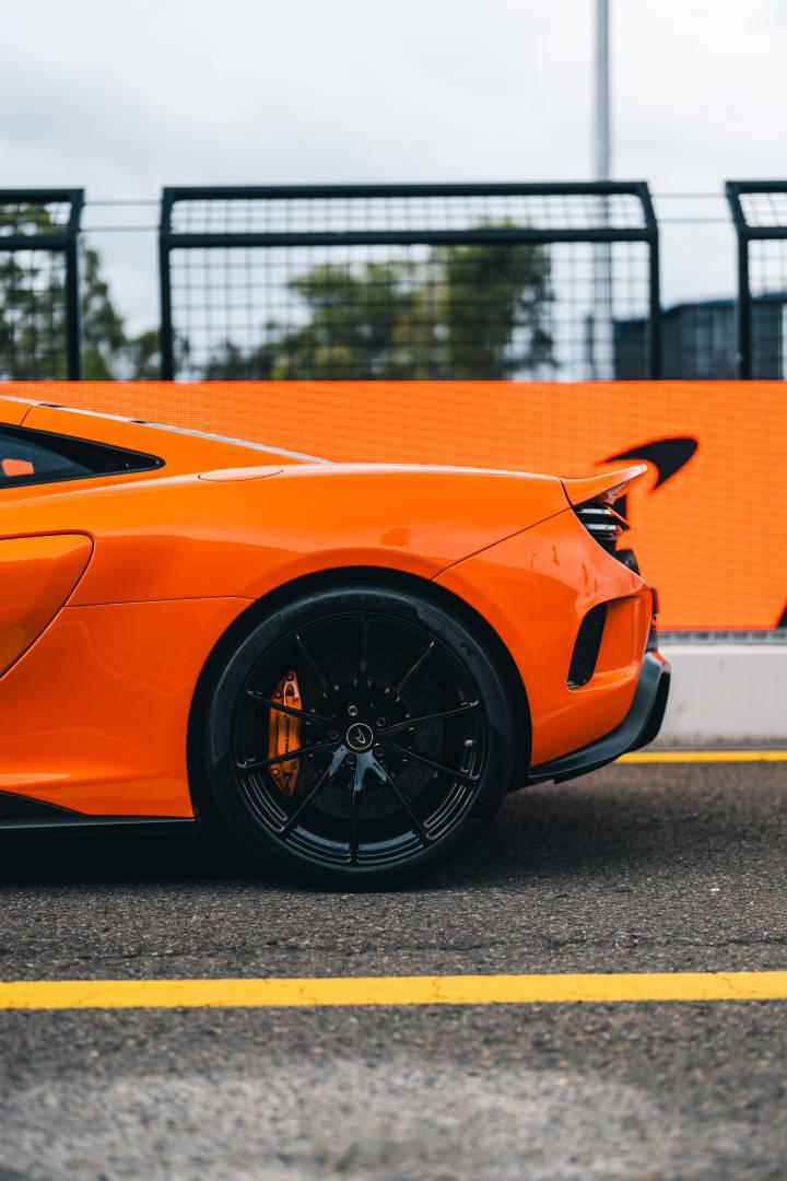 去年迈凯伦赛道日上的一台全橙色的675lt 这spec还挺不错的