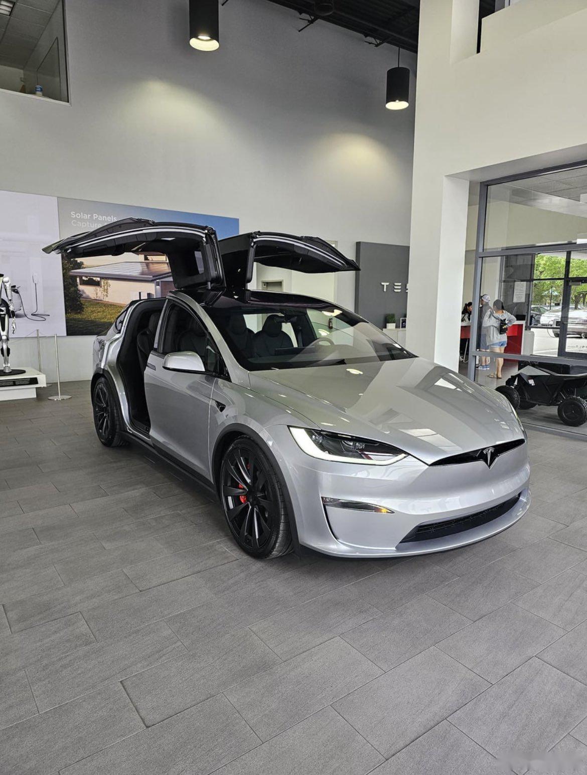 特斯拉月光银漆实拍照 这是 model x plaid, 在加利福尼亚州都柏林特_
