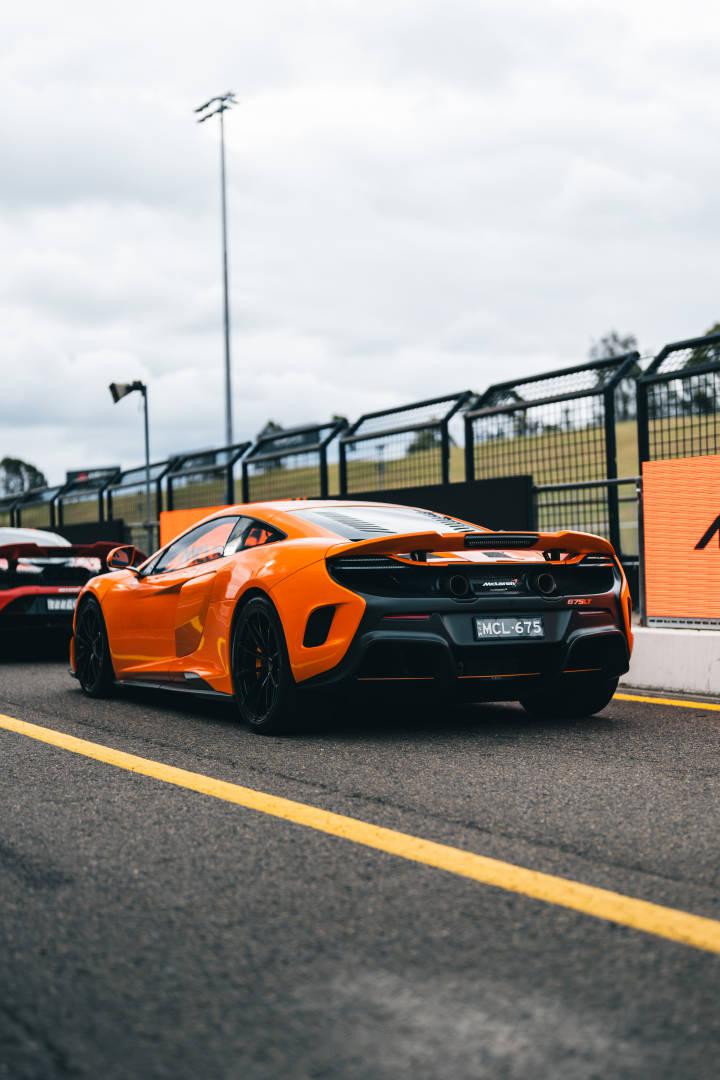 迈凯伦赛道日上的一台全橙色的675lt这spec还挺不错的>720_1080竖版