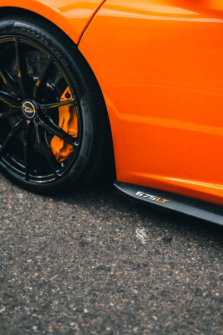 去年迈凯伦赛道日上的一台全橙色的675lt 这spec还挺不错的