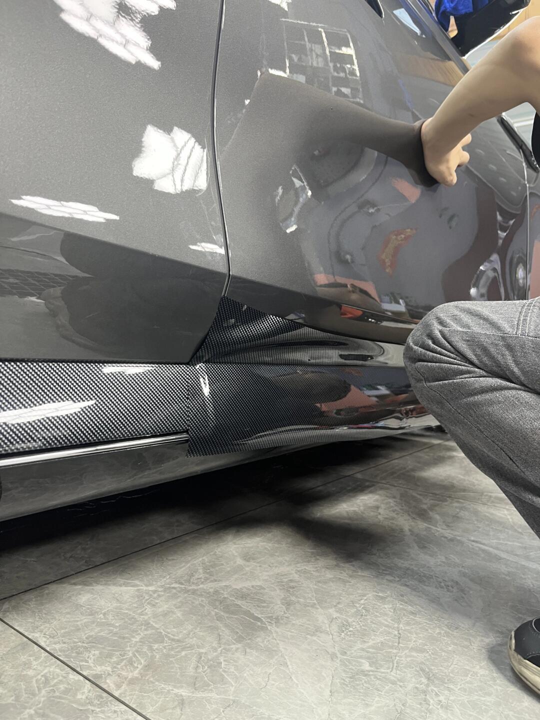 试试这款碳纤维汽车贴膜吧!" "揭秘碳纤维汽车贴膜:为何成为