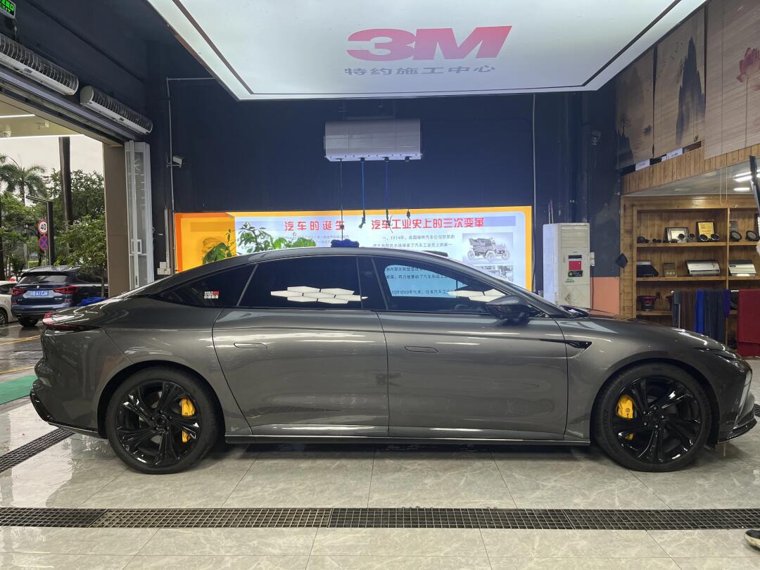 试试这款碳纤维汽车贴膜吧!" "揭秘碳纤维汽车贴膜:为何成为