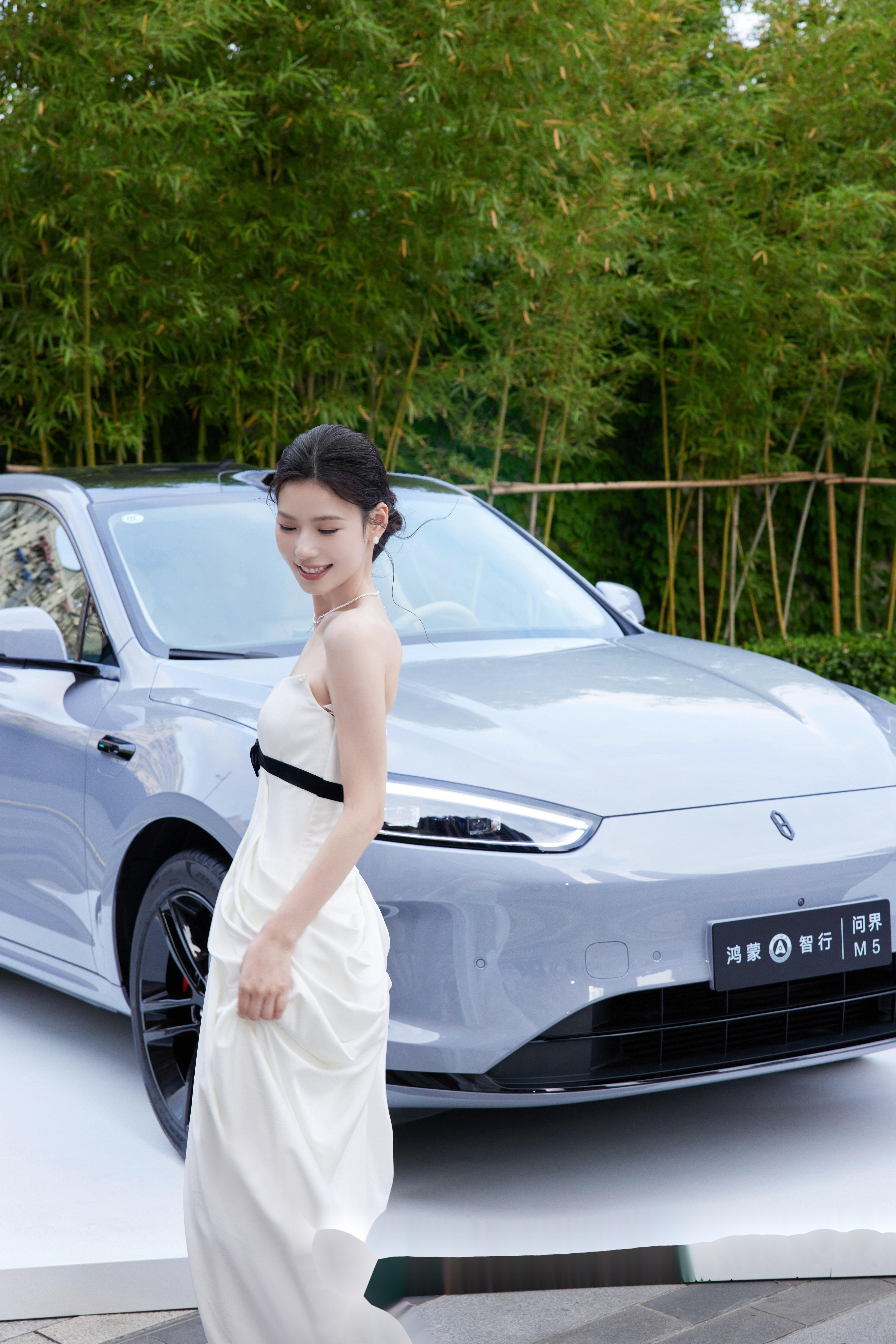 这两款车真的引领年轻潮流,鸿蒙智行的首款智慧轿车更是时尚圈的完