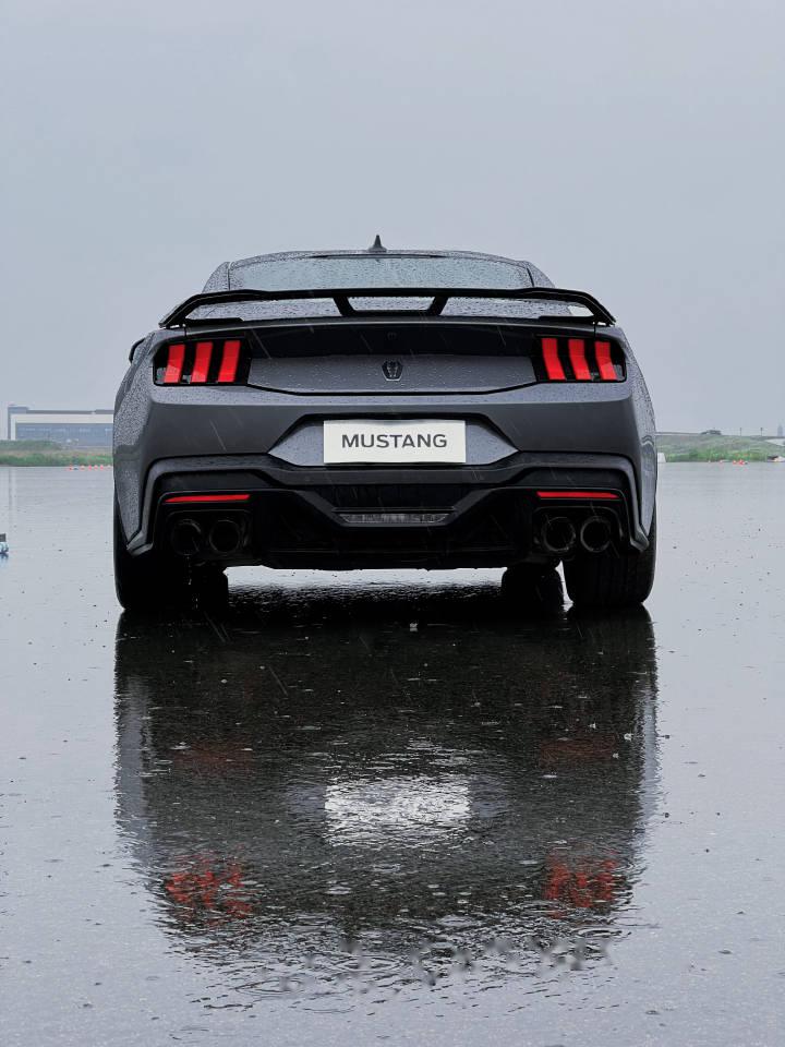 mustang dark horse,十字曲轴v8 5.0l.