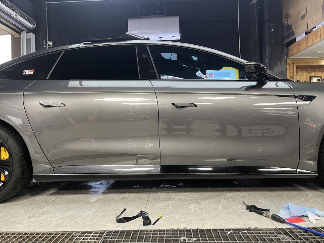 试试这款碳纤维汽车贴膜吧!" "揭秘碳纤维汽车贴膜:为何成为