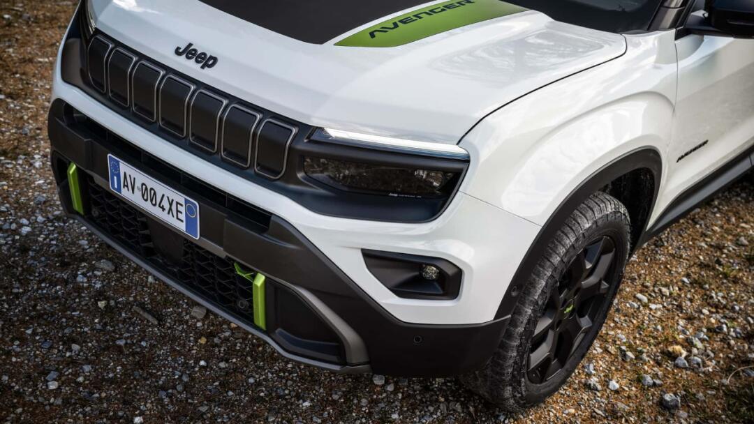 jeep avenger 4xe采用四轮驱动和加高悬挂