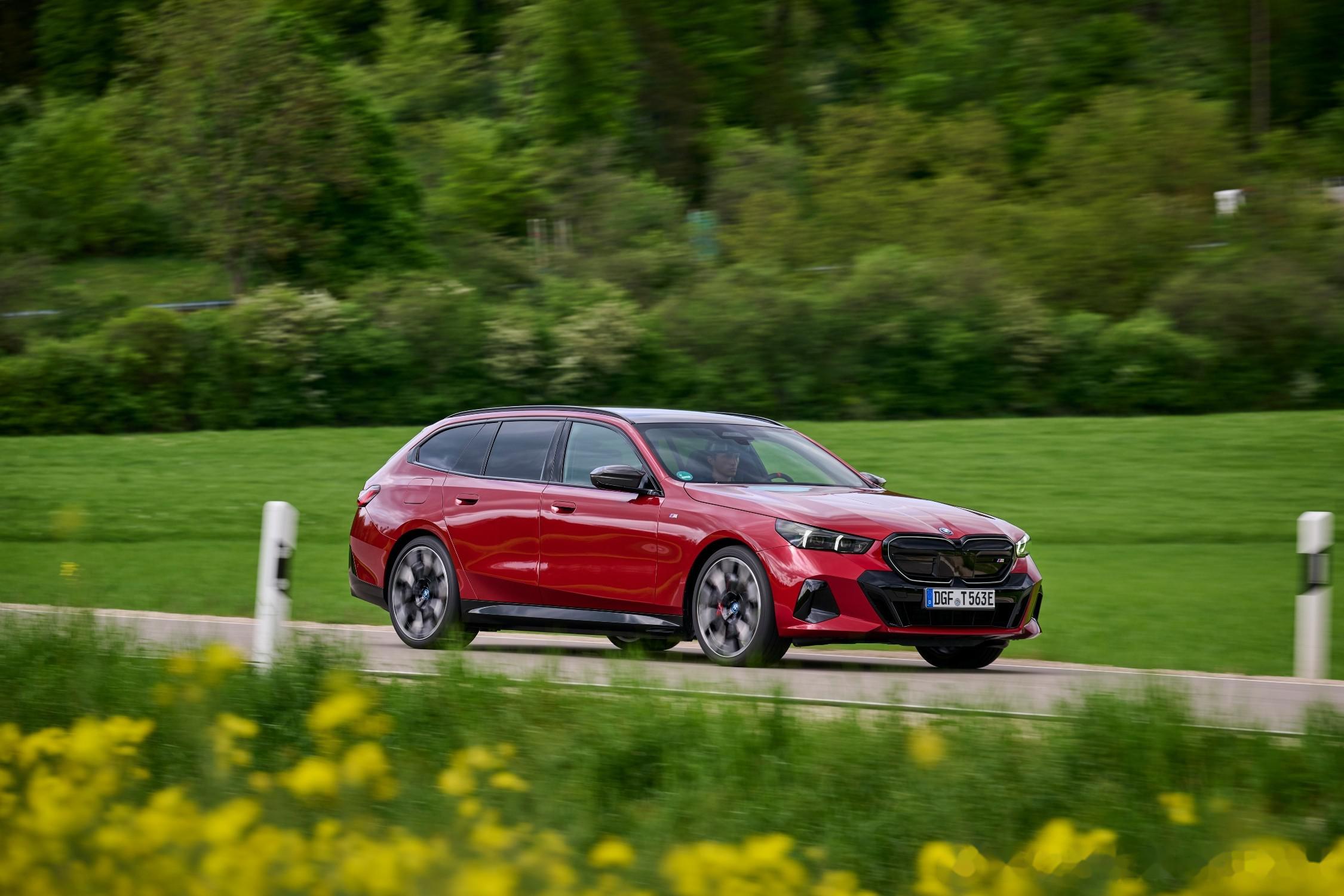 i5 m60 touring 这几张官图还是挺喜欢的,一直觉得正经旅行车尾箱还是