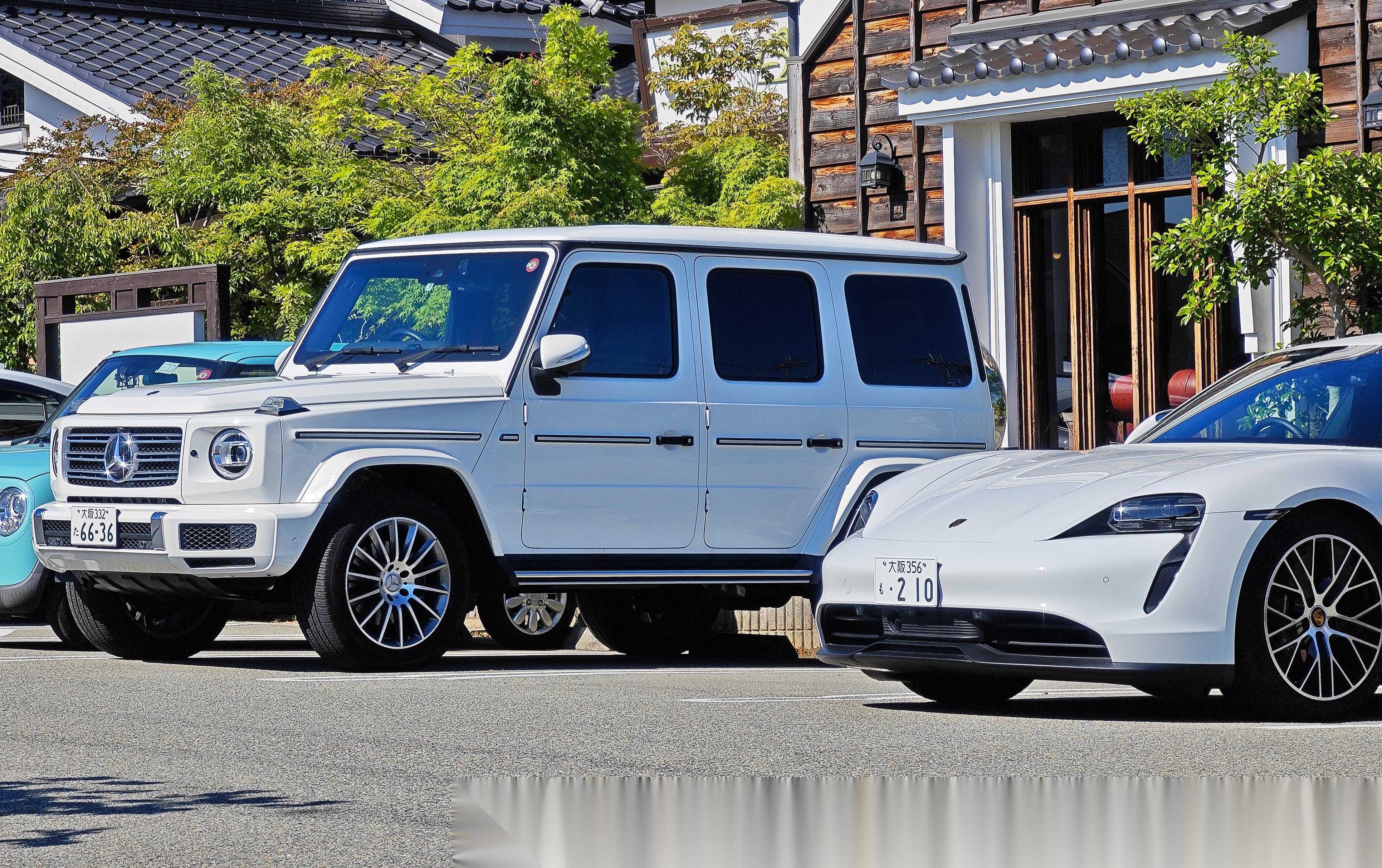 白色保时捷taycan和白色奔驰大g,感觉是全世界有钱阿姨们最爱的座驾.