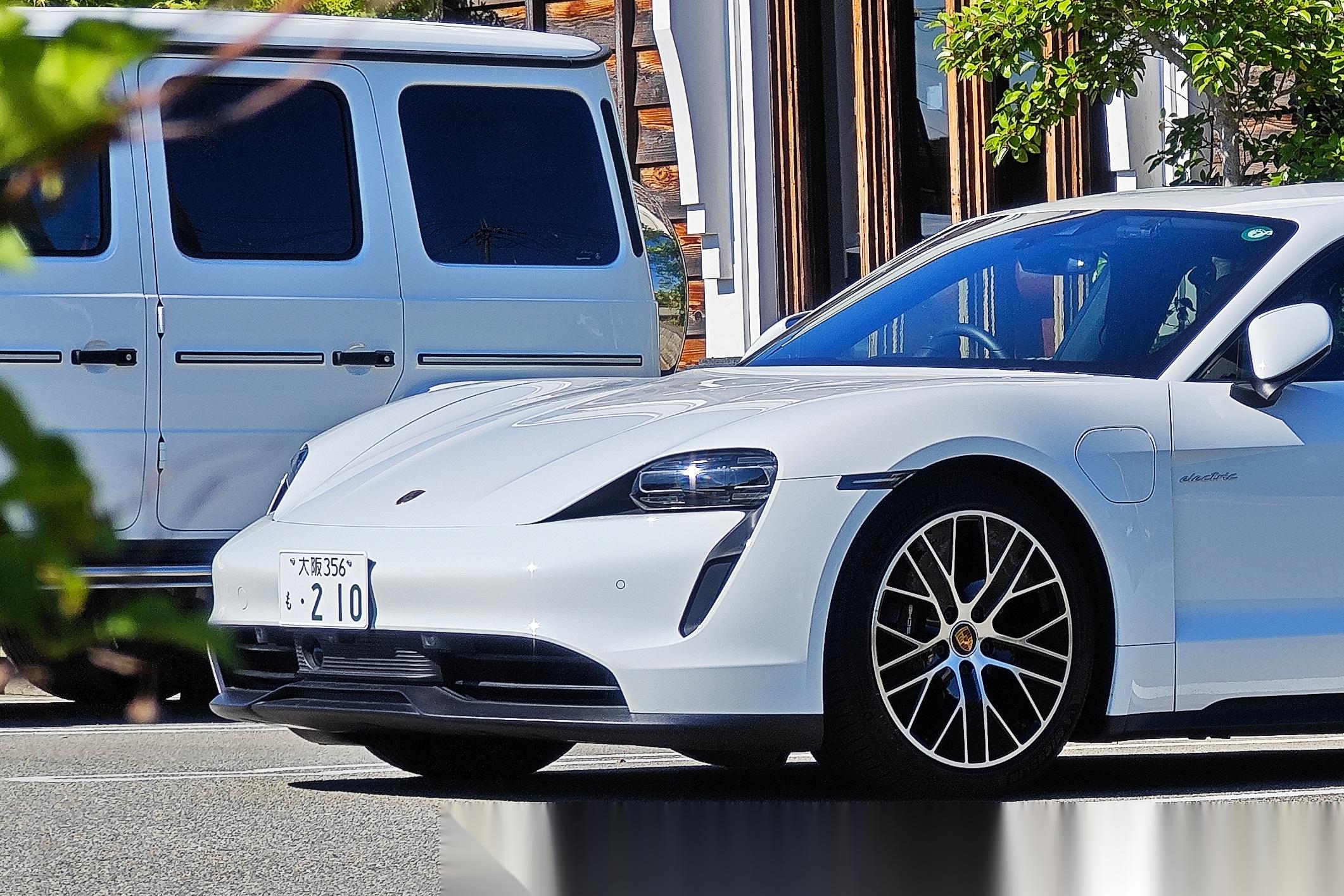 白色保时捷taycan和白色奔驰大g,感觉是全世界有钱阿姨们最爱的座驾.