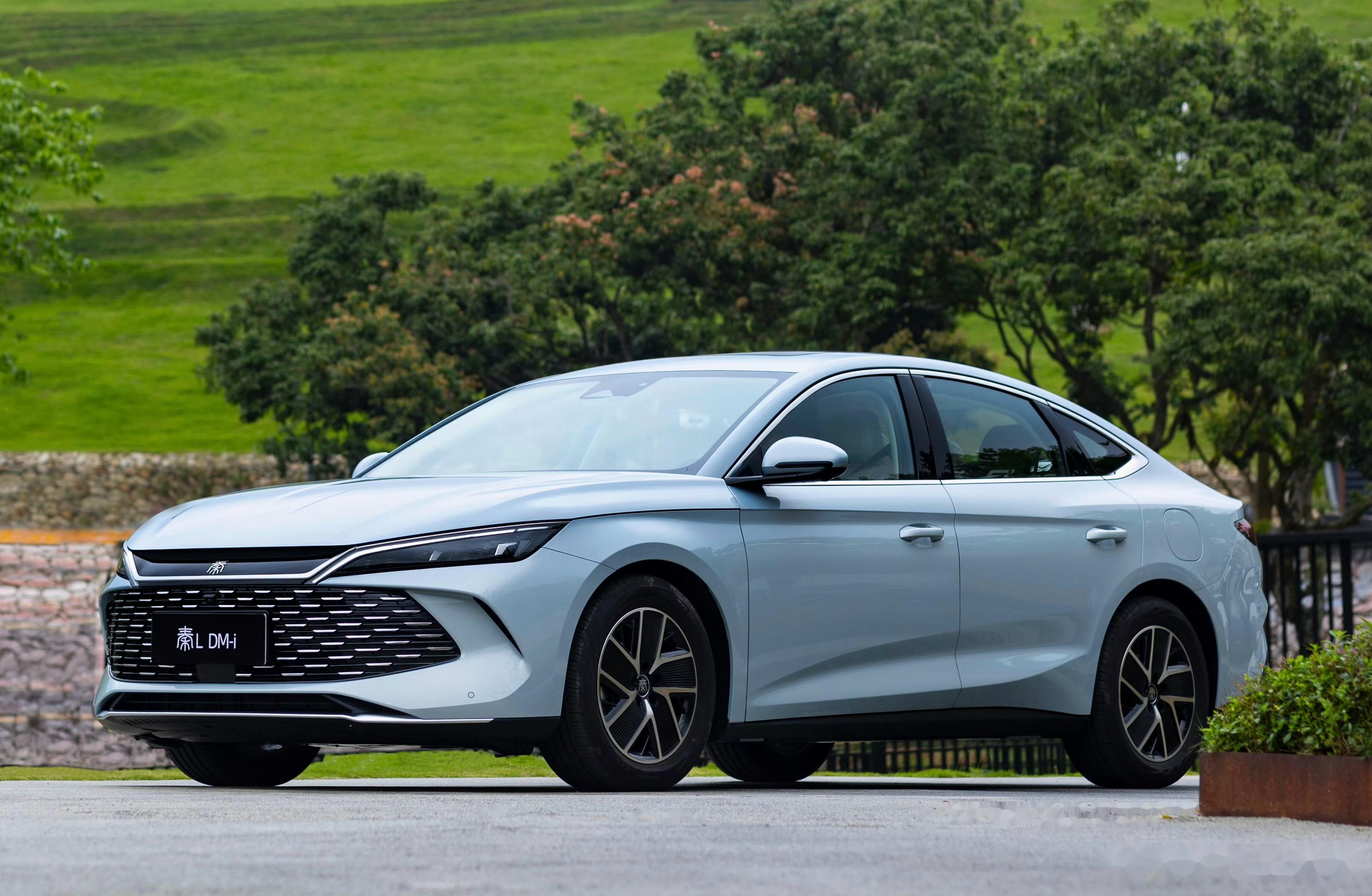 秦l dm-i:80km领先型9.98万起,总共5款车型可选,车身尺寸4830*