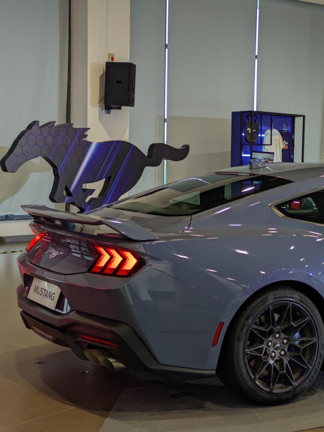 >mustang社区>福特第七代mustang在电车面前卖啥>1080_1440竖版 竖屏