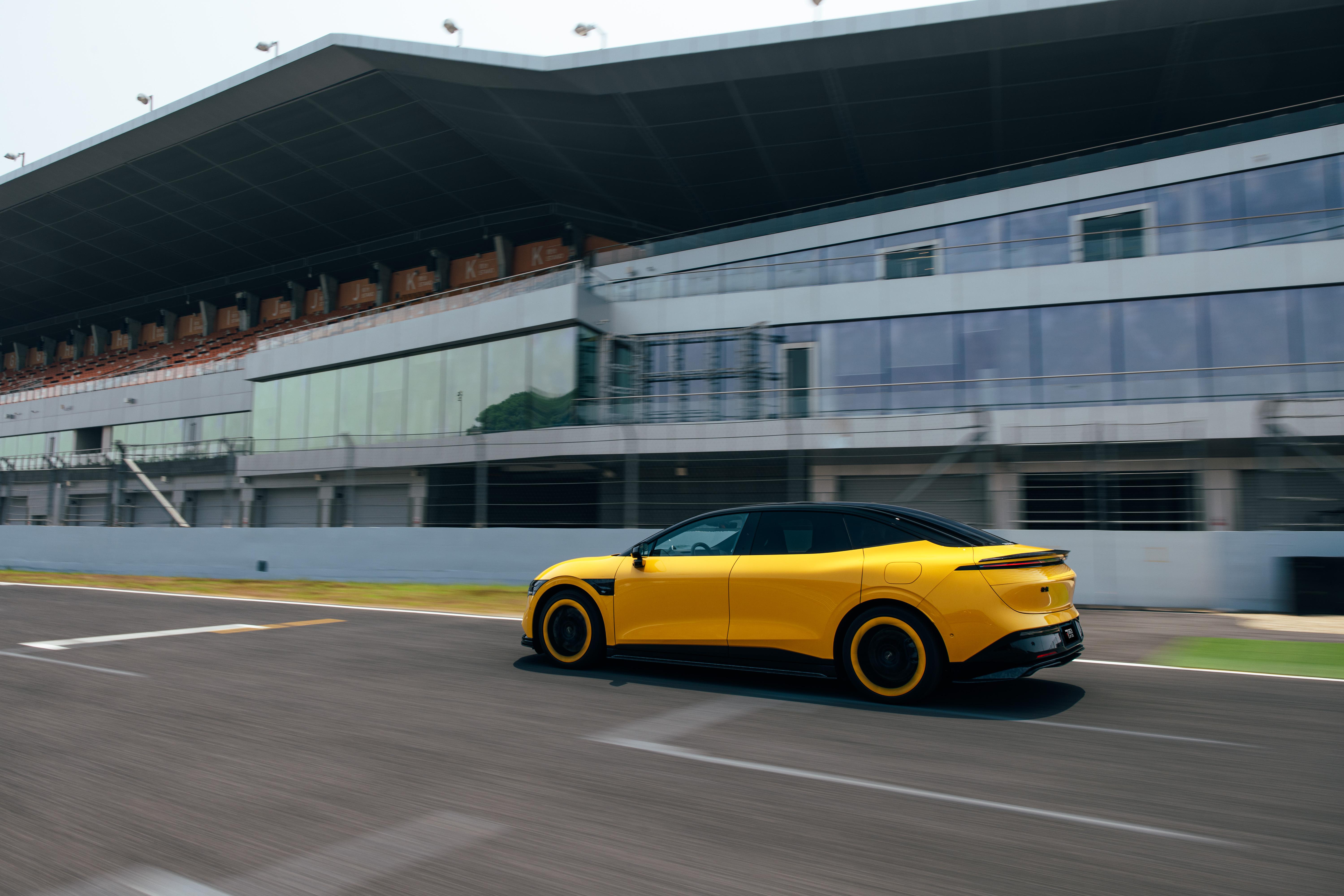 极氪007四驱性能版在浙江国际赛车场取得的辉煌成绩,确实非常给力,这