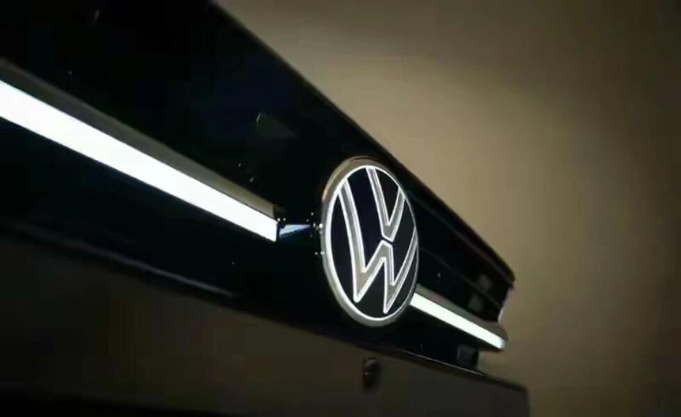 全新一代迈腾b9,前脸矩阵大灯拥有贯穿式led灯带和车头大众logo相连