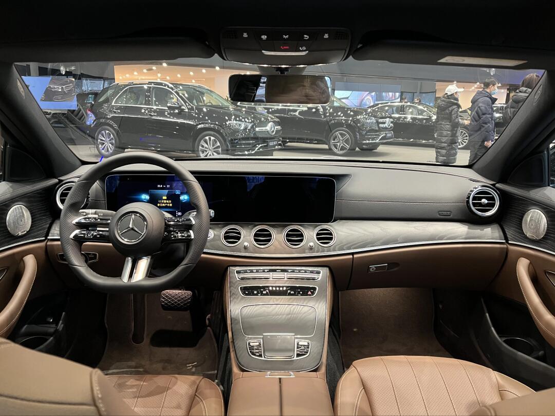 你更喜欢哪款奔驰e标轴运动轿车的内饰?