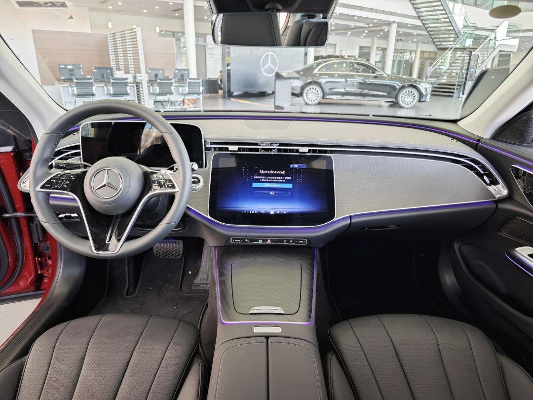你更喜欢哪款奔驰e标轴运动轿车的内饰?