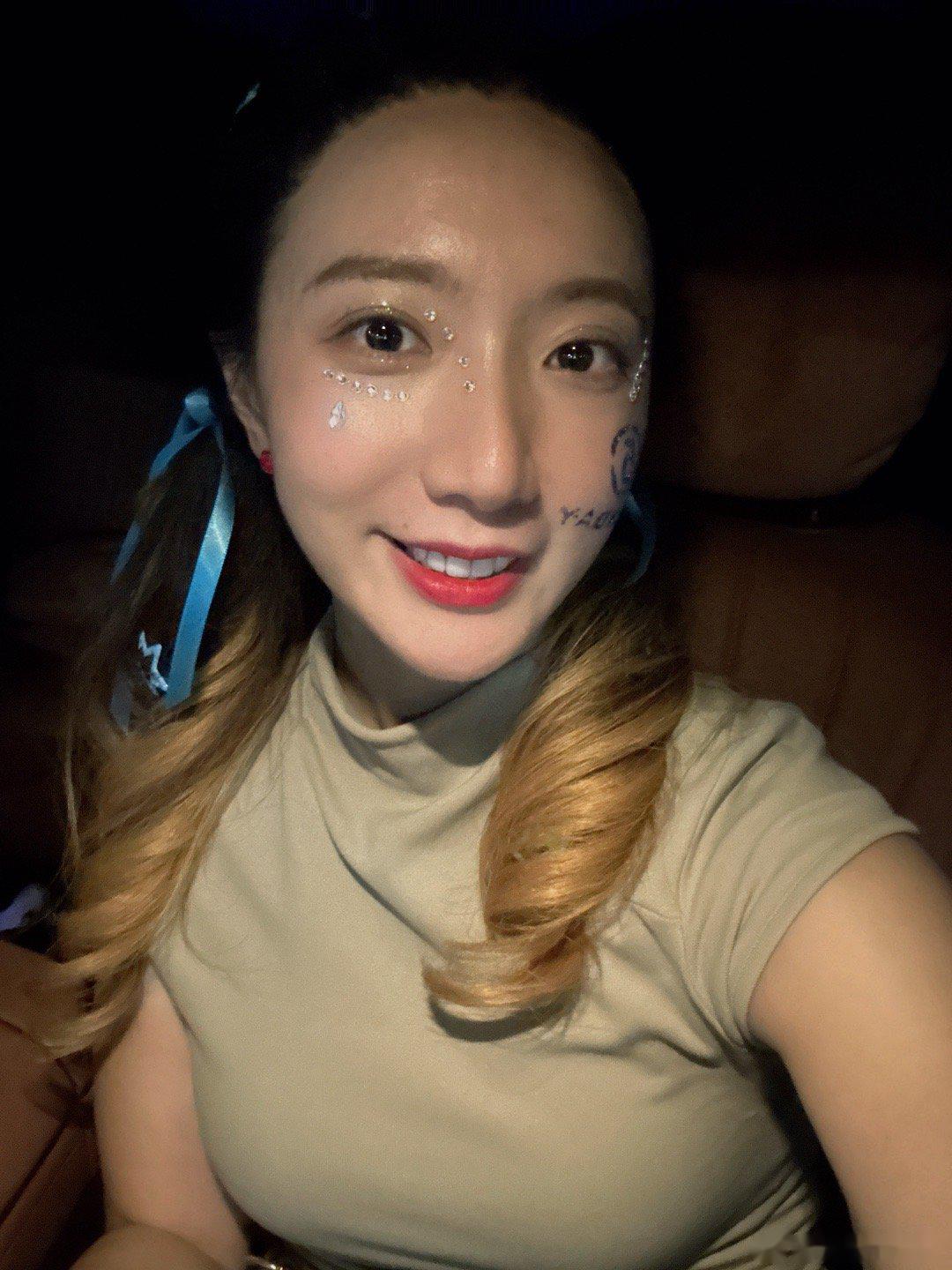 感觉在鸟巢旁边花不到四十块贴的钻钻编的发还挺值～好久没扎头发了拍