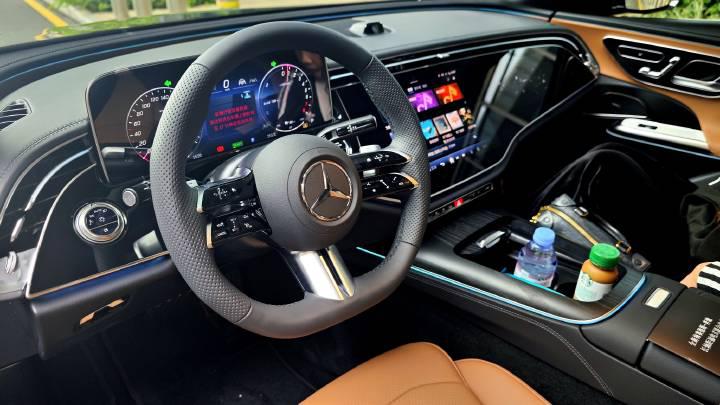 我手里的这台奔驰e350 el这几天一直在接待各位来深圳的媒体老师