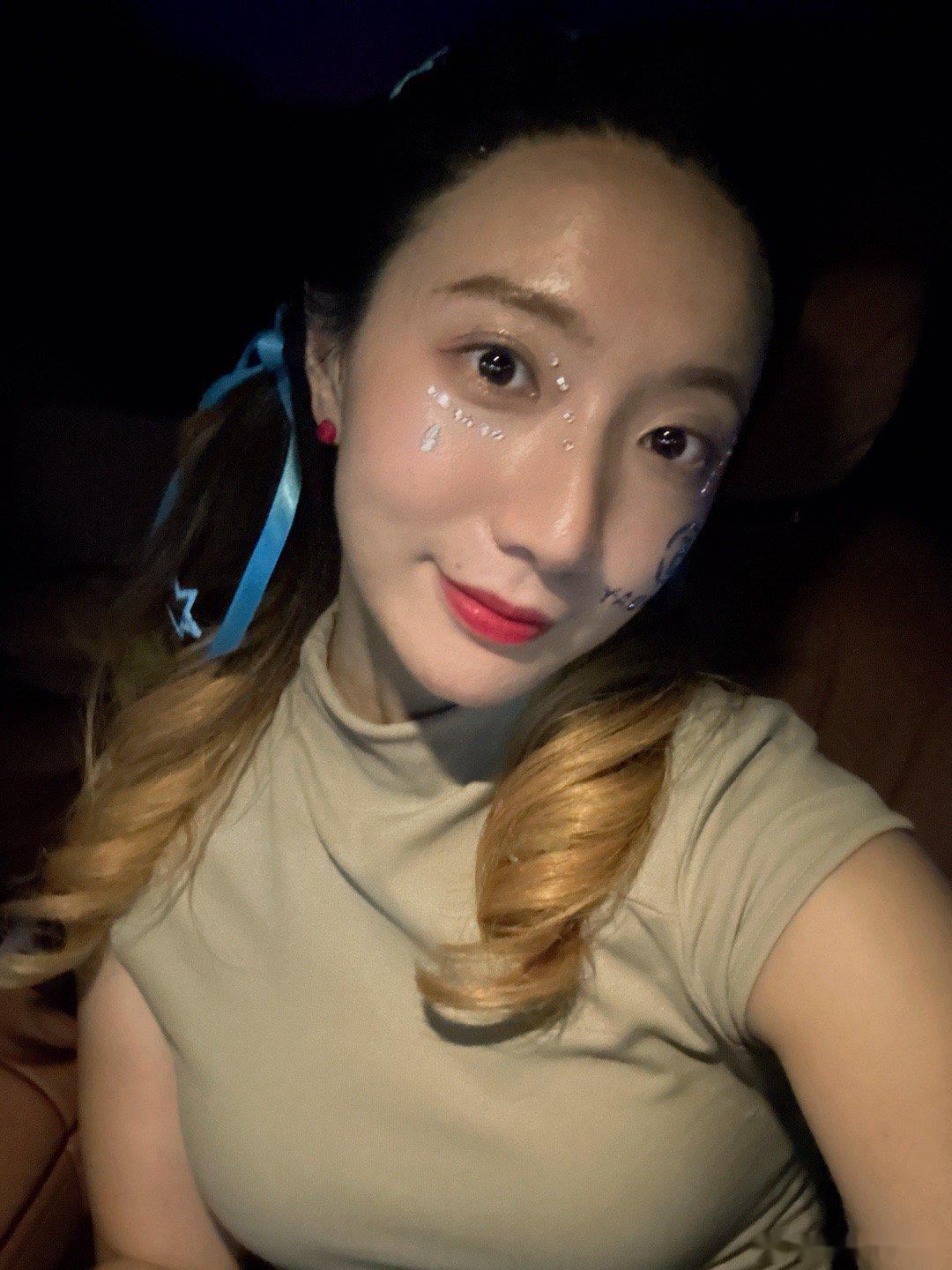 感觉在鸟巢旁边花不到四十块贴的钻钻编的发还挺值～好久没扎头发了拍