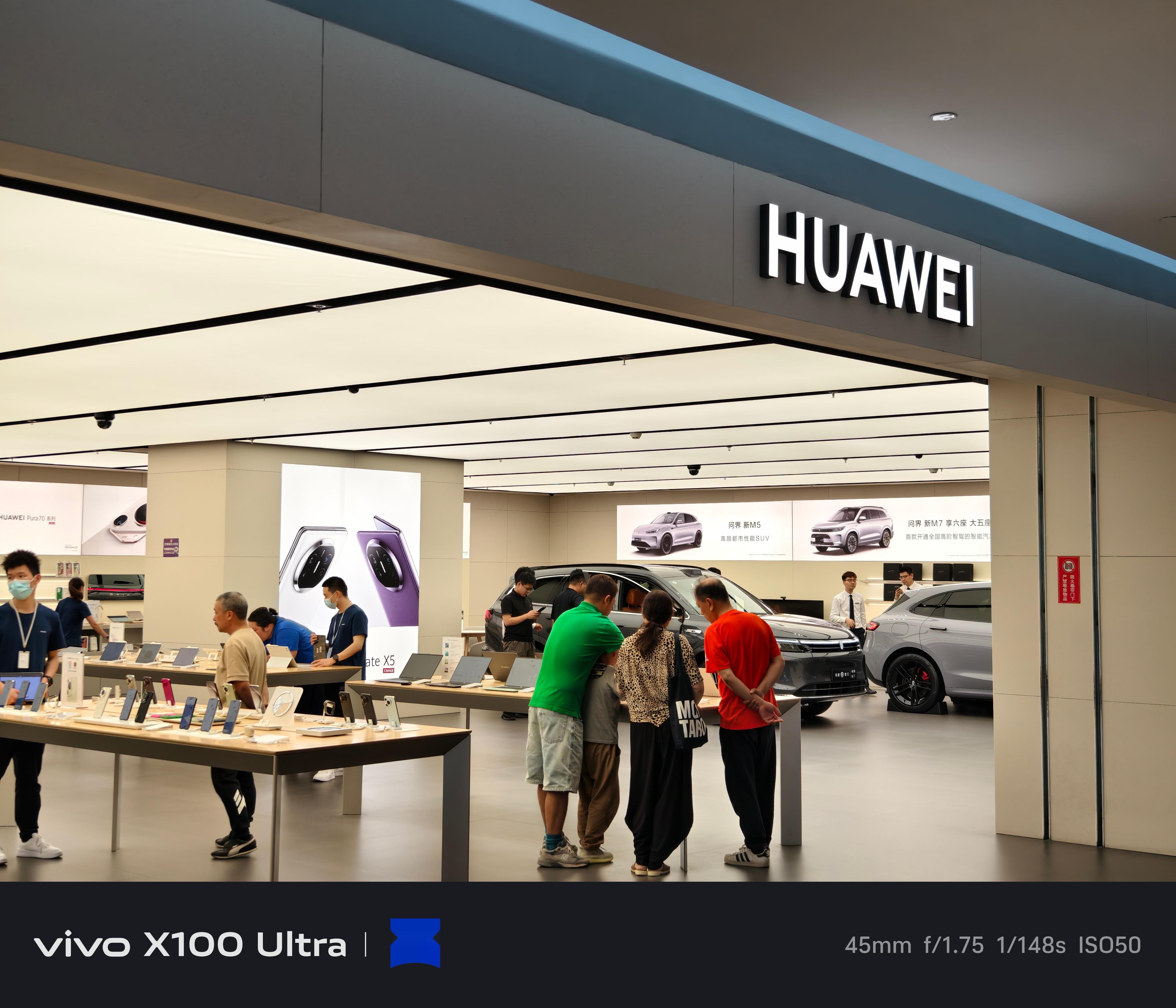 世博源的华为店和小米店,华为把最大的空间给到了两台车,小米暂时还没