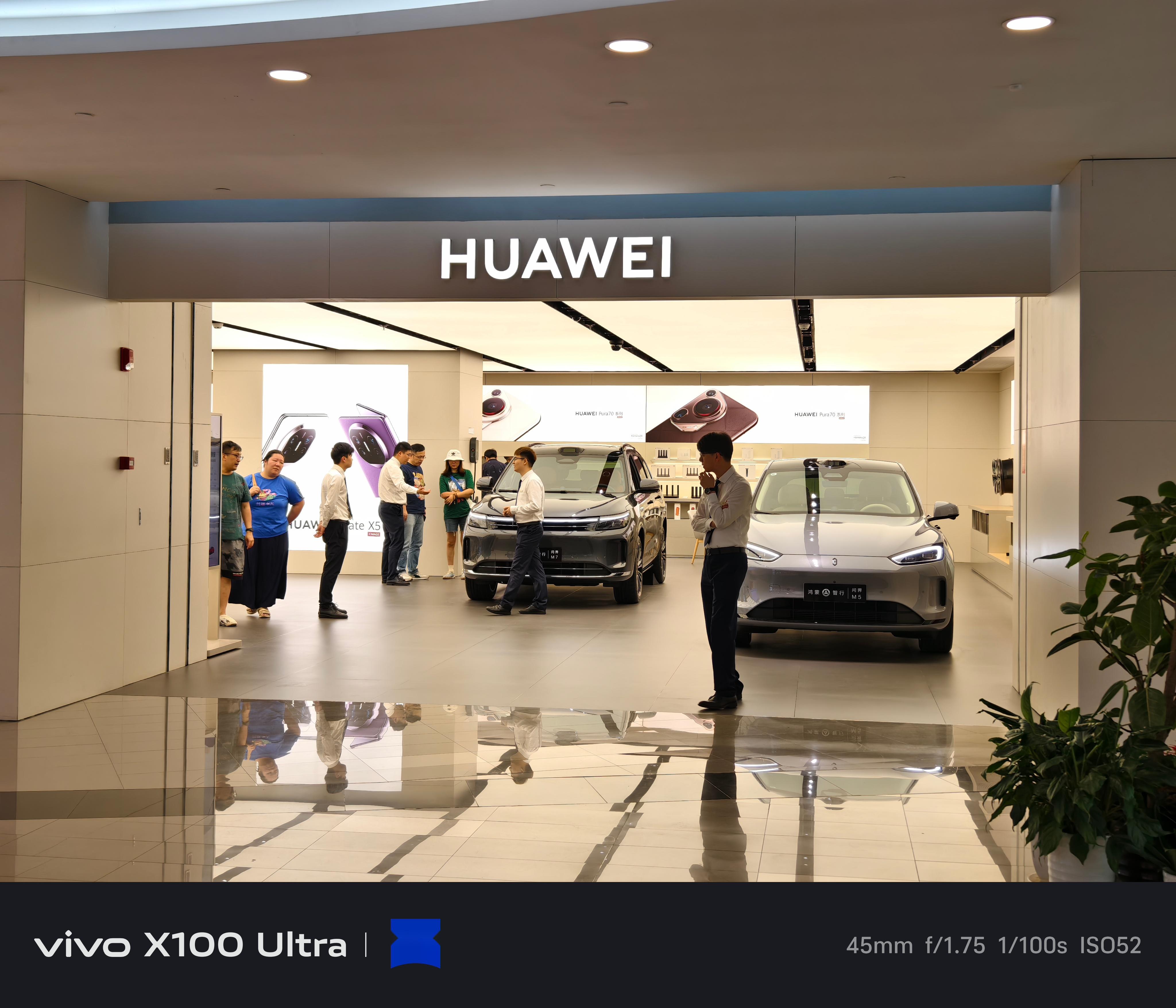 世博源的华为店和小米店,华为把最大的空间给到了两台车,小米暂时还没