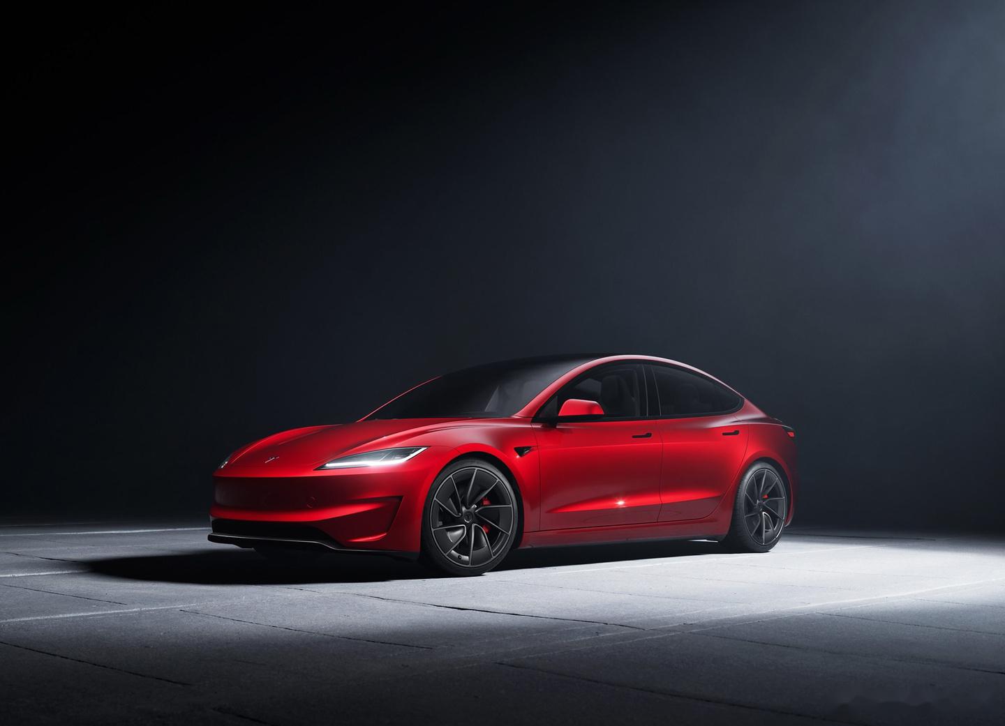 新款特斯拉model 3高性能版从今天开始由预售转为正式销售,预计6月