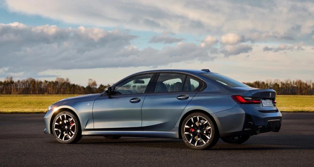 在四季度会上的宝马改款3系会有两个新外观颜色可以选,一个是极速蓝