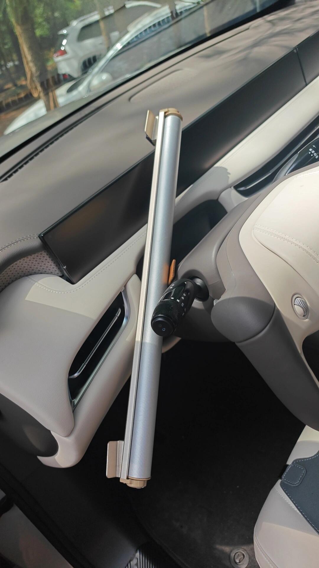 千万不要买这种伸缩遮阳帘,看看车友没安装好,掉下来的后果.