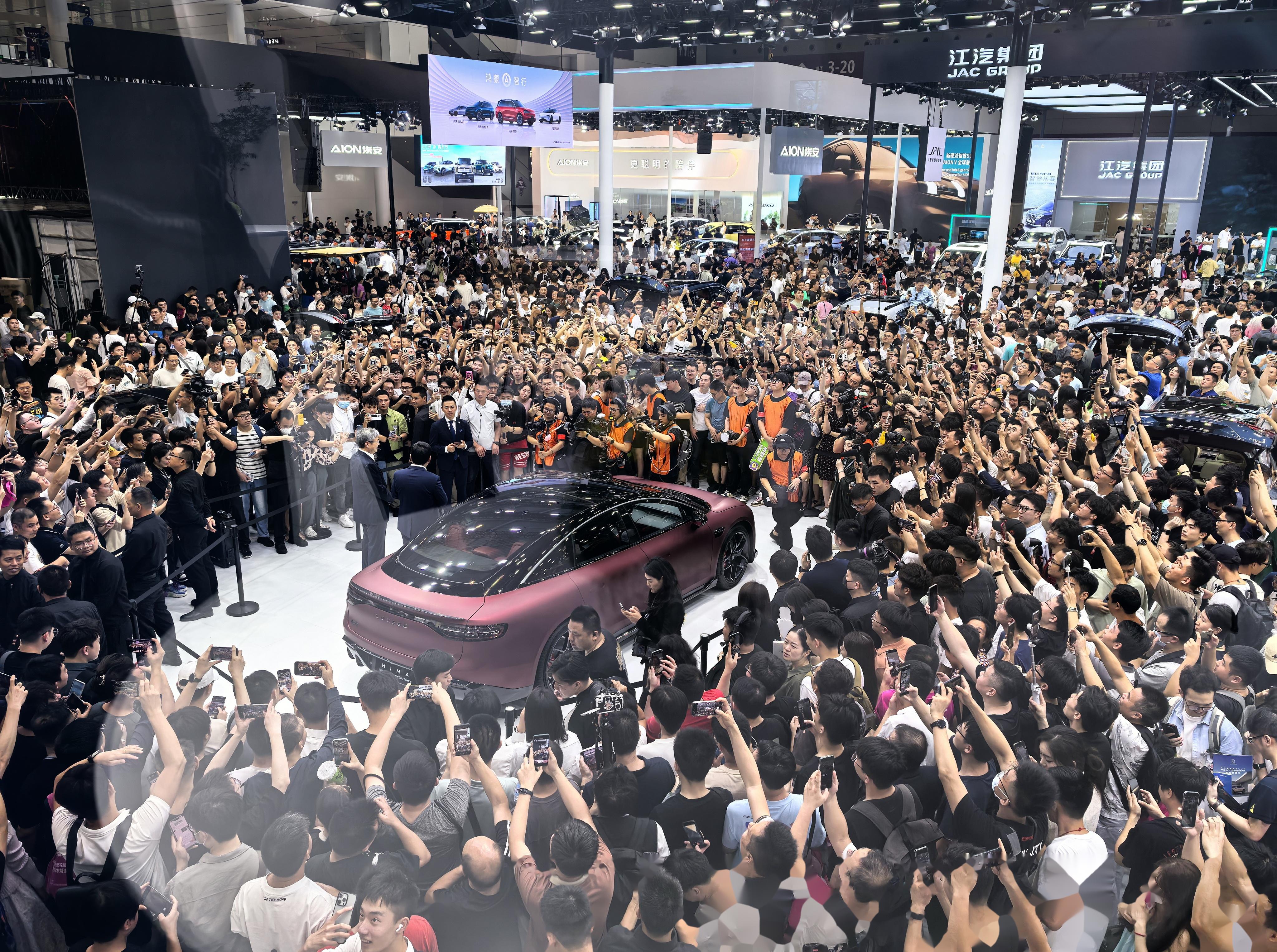 来深圳看车展了,鸿蒙智行展台依旧是流量黑洞,人山人海.