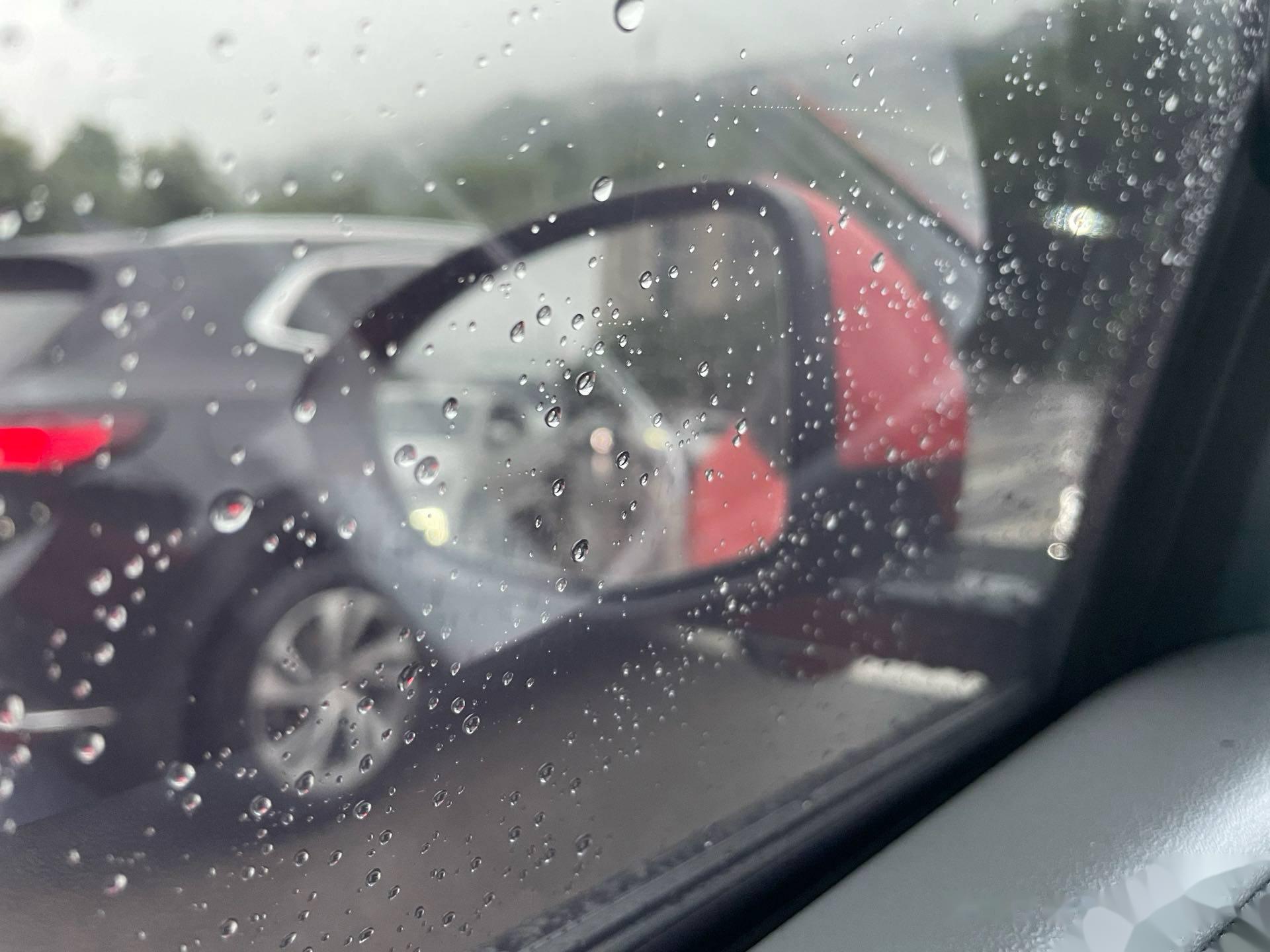 雨滴落下,冲刷了城市的喧嚣,真